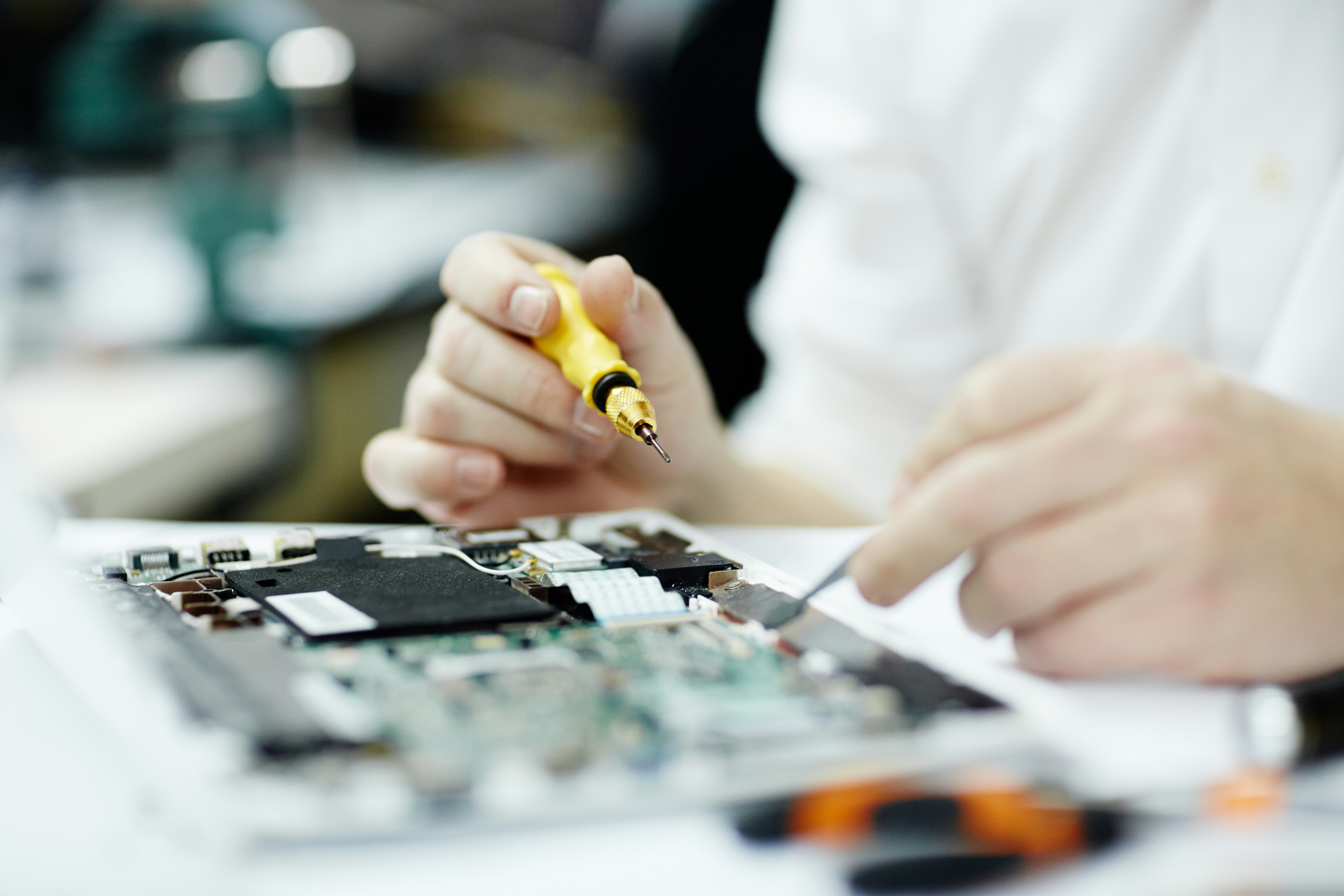 MacBook logic board en laadcircuit