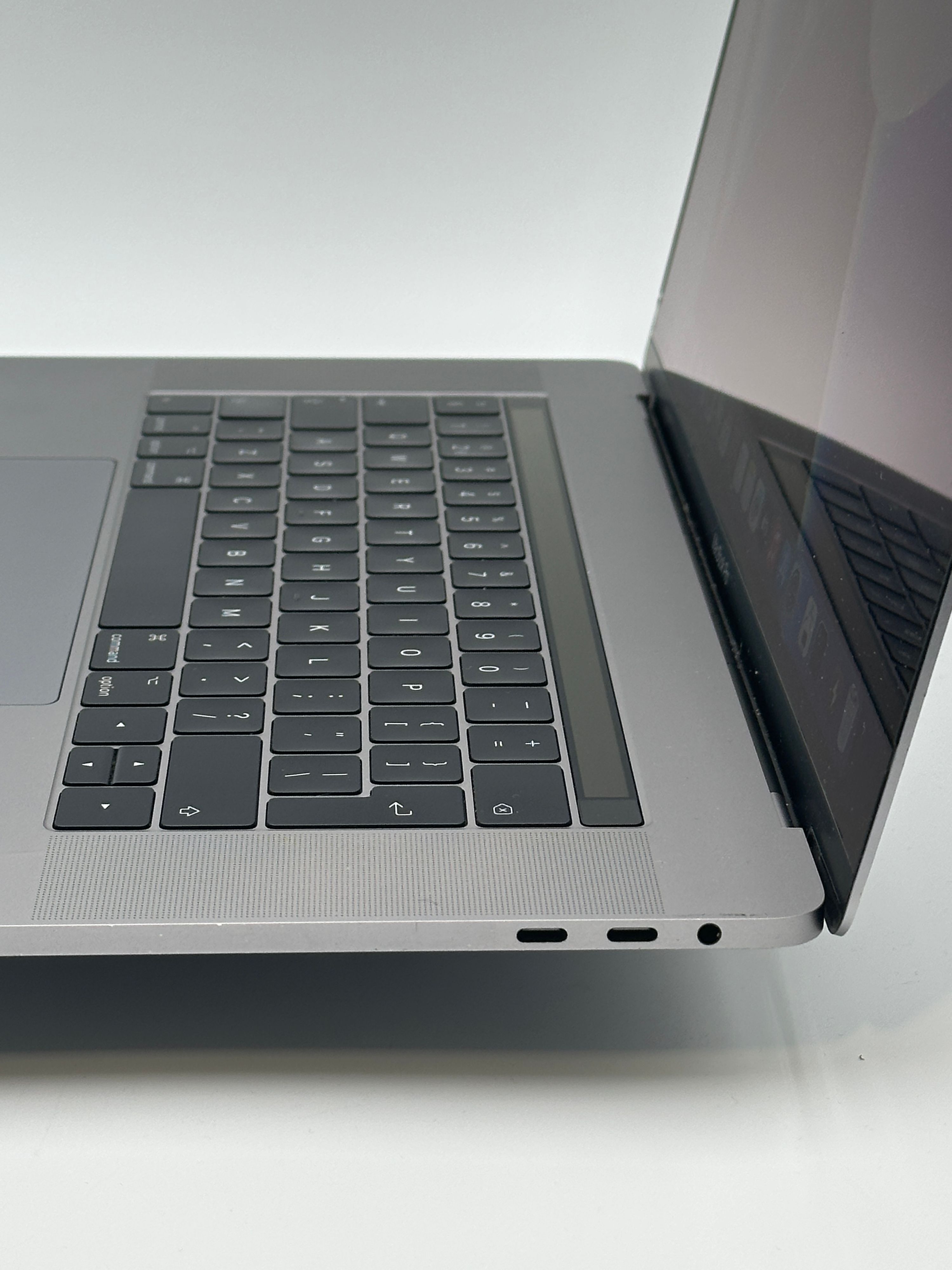 MacBook Pro 15 inch 2017 Core i7 2.8 GHz 16GB 1TB – refurbished – voldoende staat | iMac and More