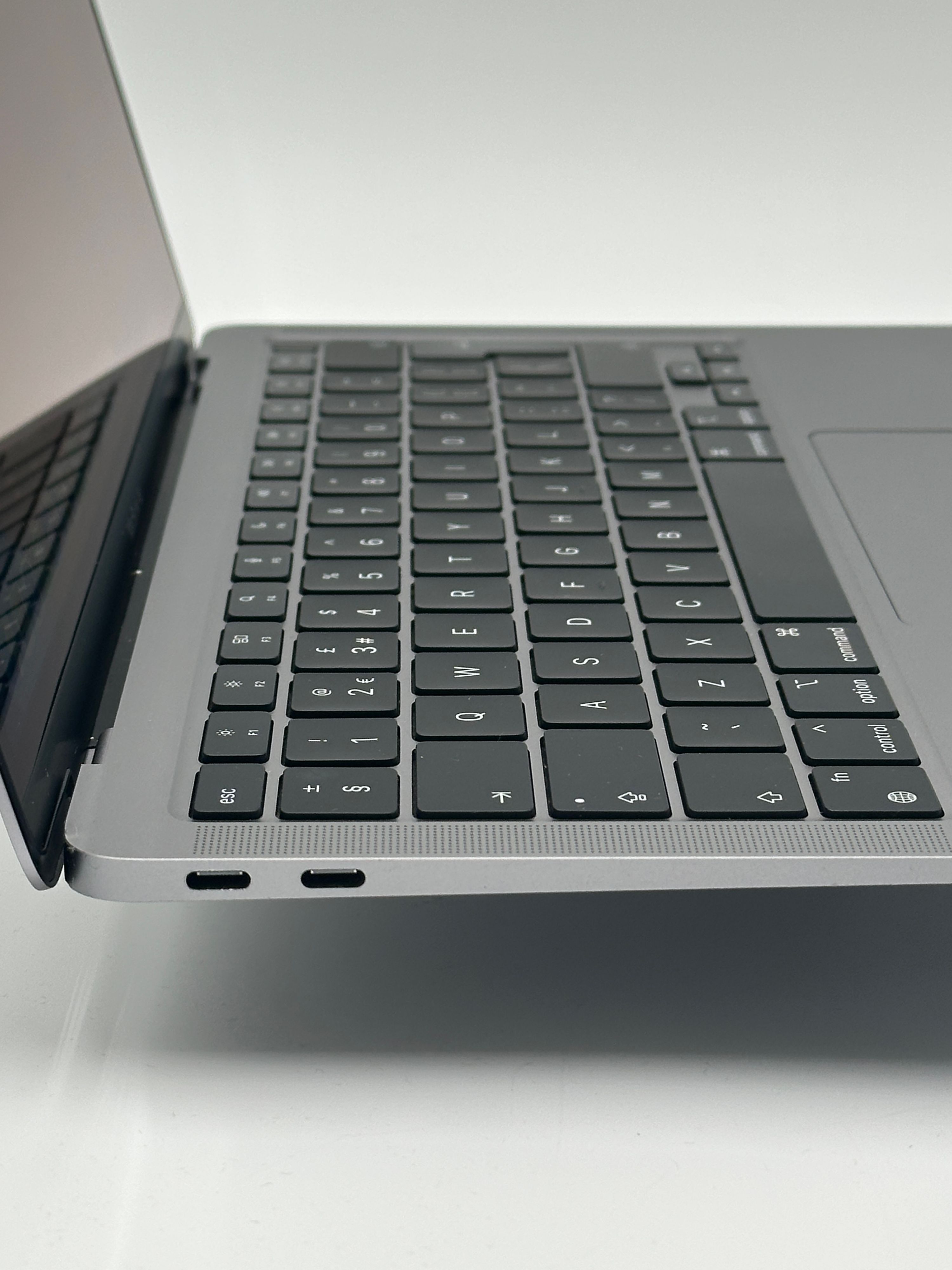 MacBook Air 13 inch 2020 M1 8-core 8GB 256GB – refurbished – goede staat | iMac and More