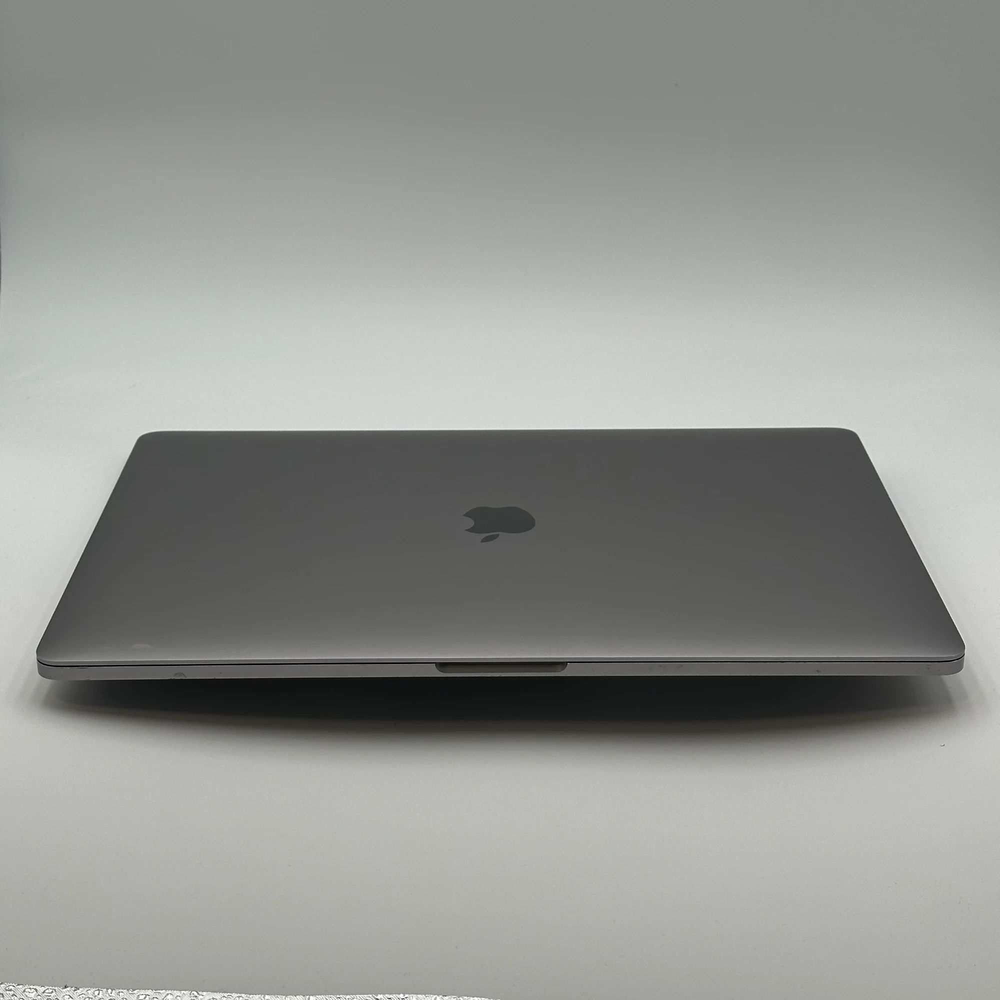 MacBook Pro 15-inch 15 inch 2019 6-Core i7 2.6 GHz 16GB 256GB – refurbished – good condition | iMac and More