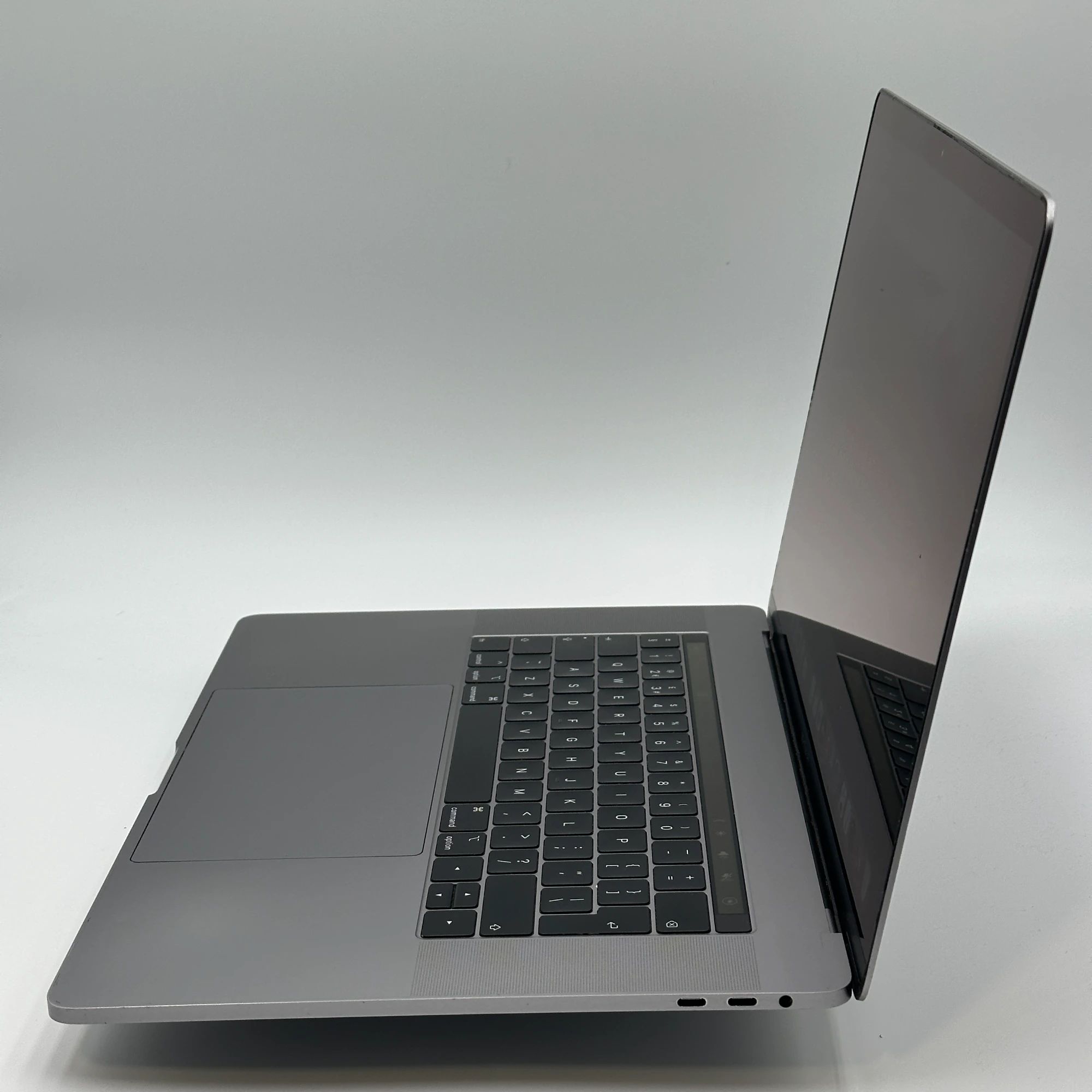 MacBook Pro 15 inch 2019 8-Core i9 2,3 GHz 16GB 512GB – refurbished – fair condition | iMac and More