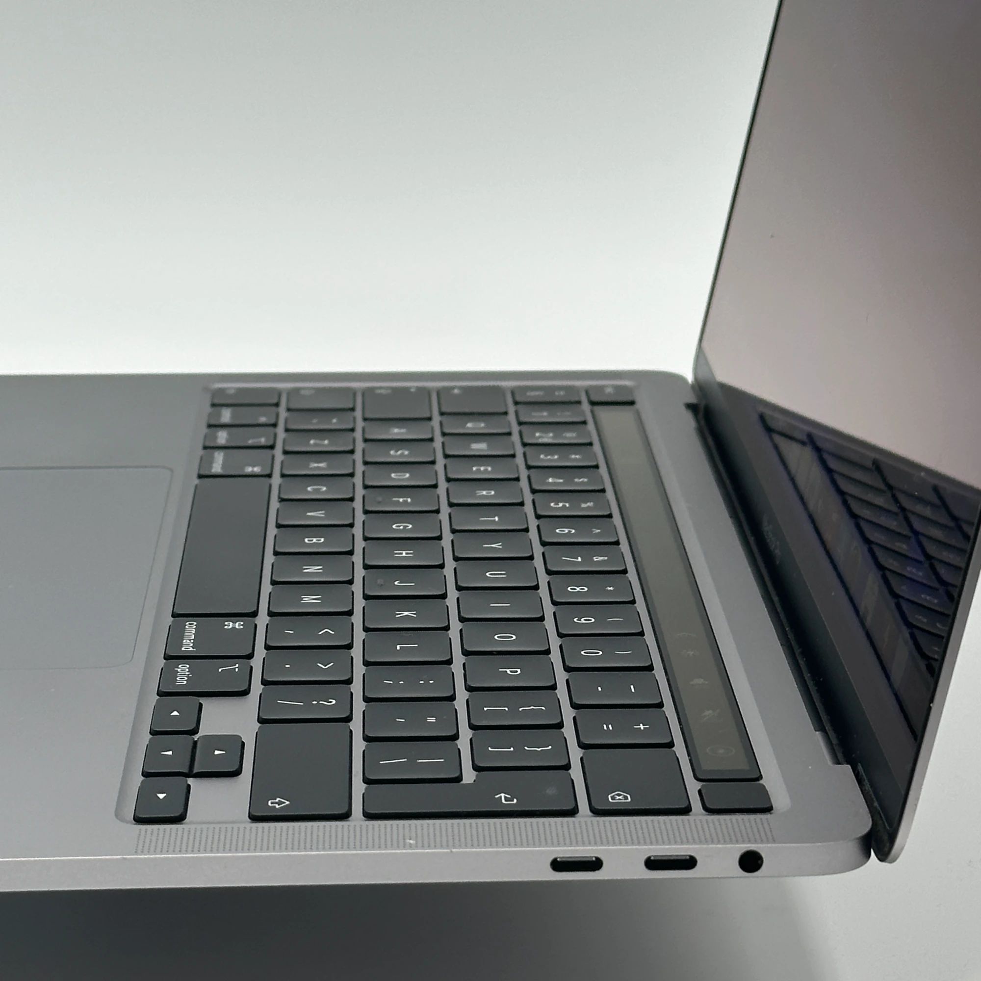 MacBook Pro 13 inch 2020 Core i5 2.0 GHz 16GB 1TB – refurbished – goede staat | iMac and More