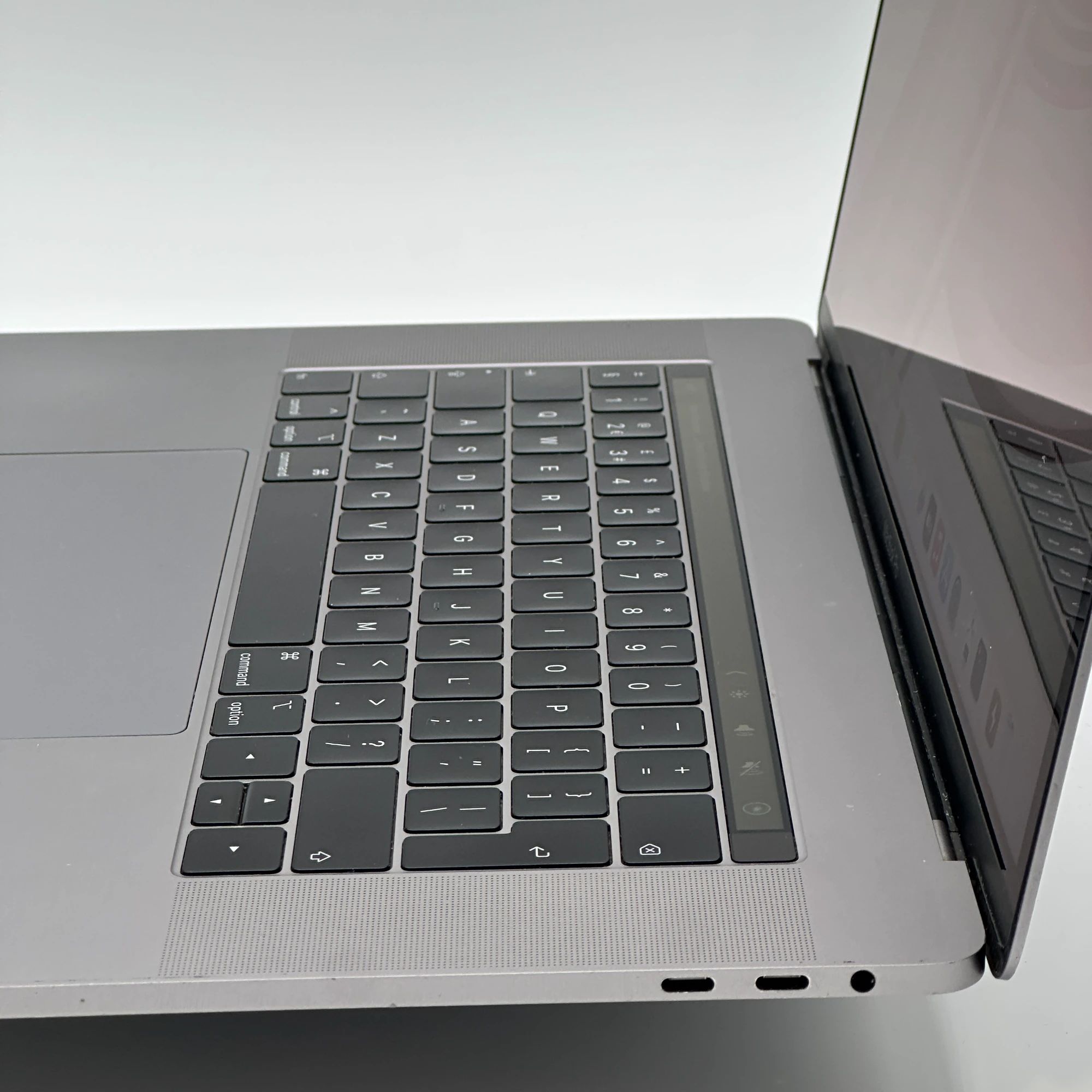 MacBook Pro 15-inch 15 inch 2019 6-Core i7 2.6 GHz 16GB 256GB – refurbished – good condition | iMac and More