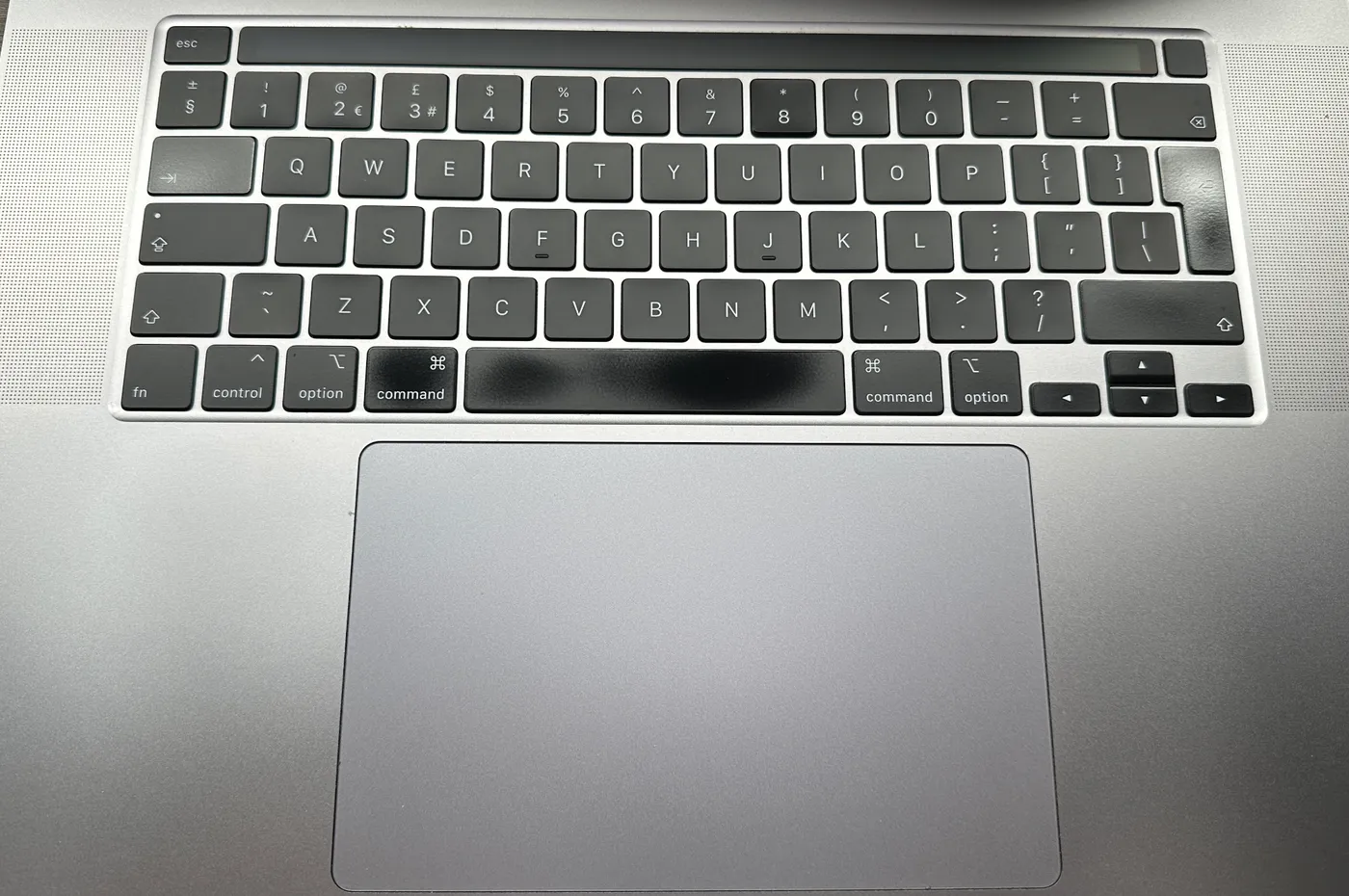 MacBook Pro na het plaatsen van een schoon Nederlands QWERTY-toetsenbord