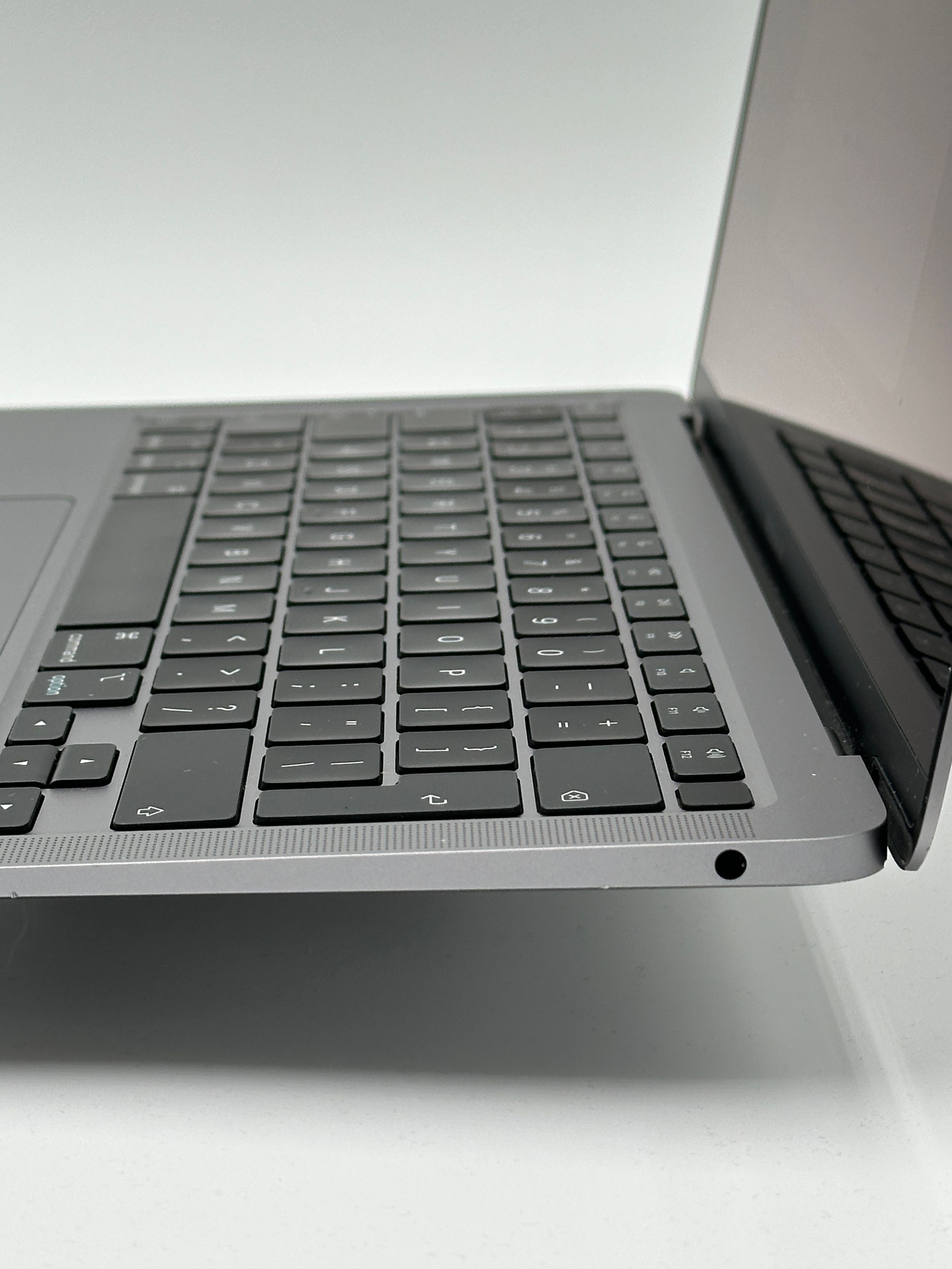 MacBook Air 13 inch 2020 M1 8-core 256GB – refurbished – good condition | iMac and More