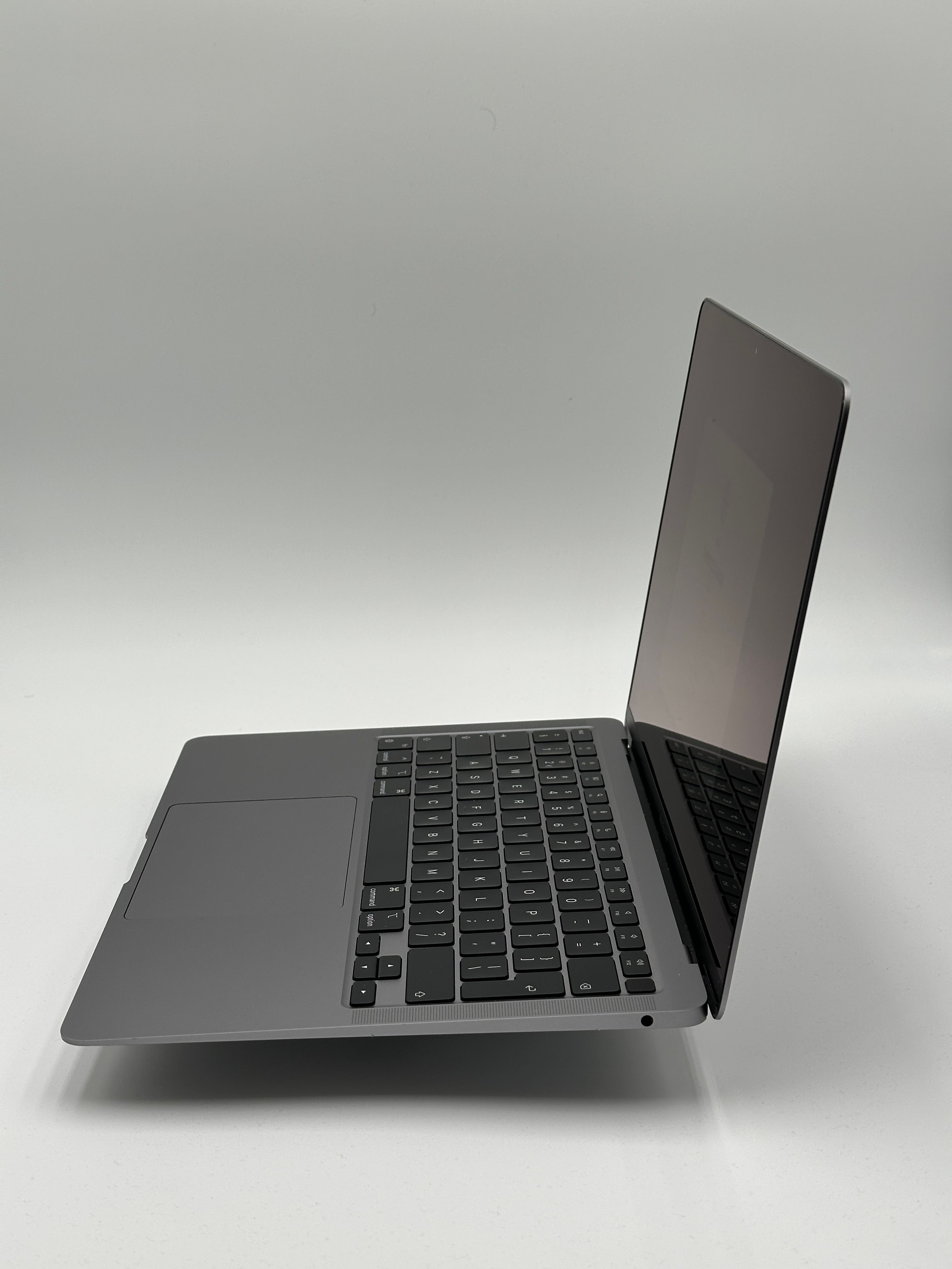 MacBook Air 13 inch 2020 M1 8-core 256GB – refurbished – good condition | iMac and More