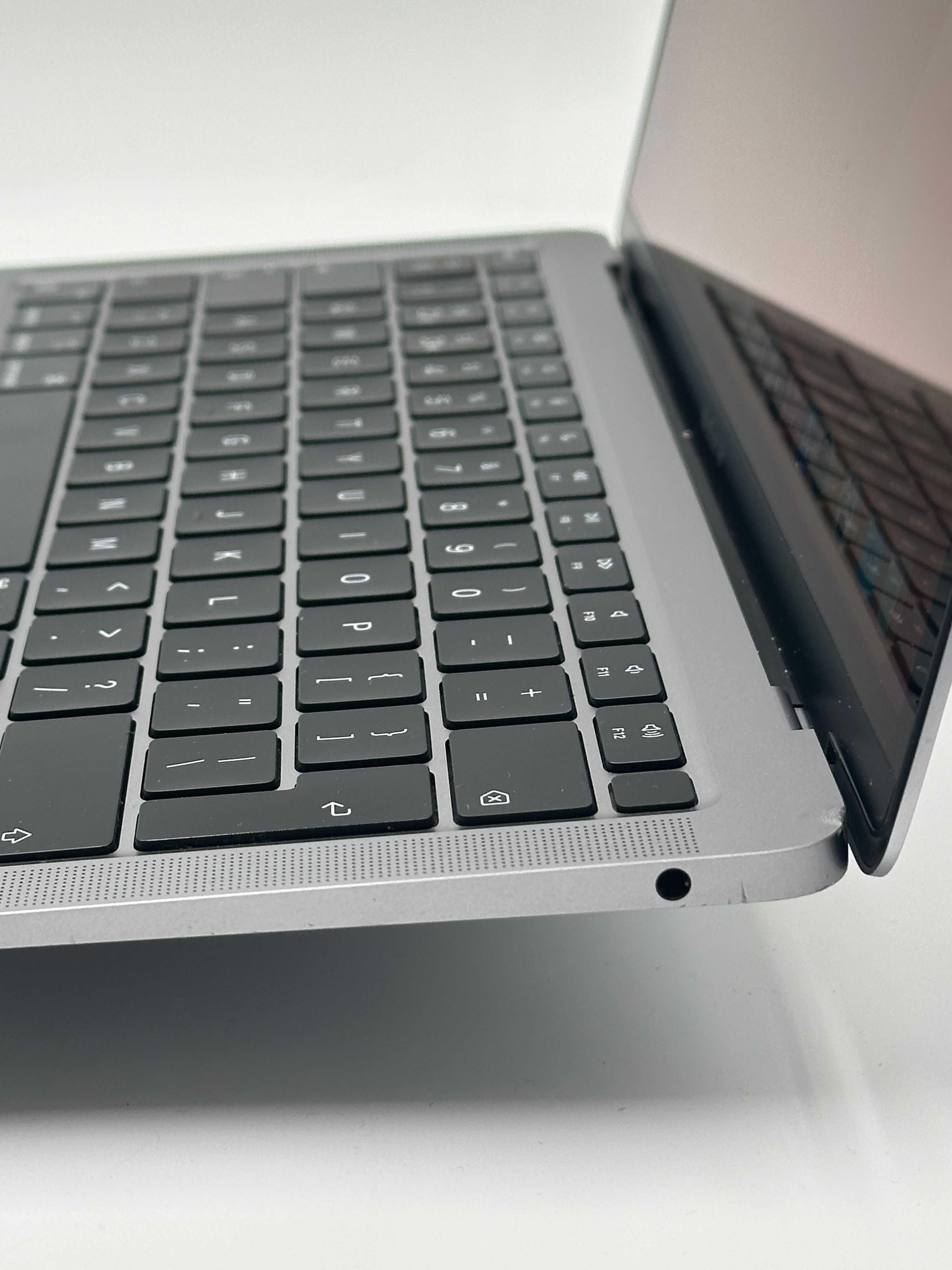 MacBook Air 13 inch 2020 M1 8-core 8GB 256GB – refurbished – goede staat | iMac and More