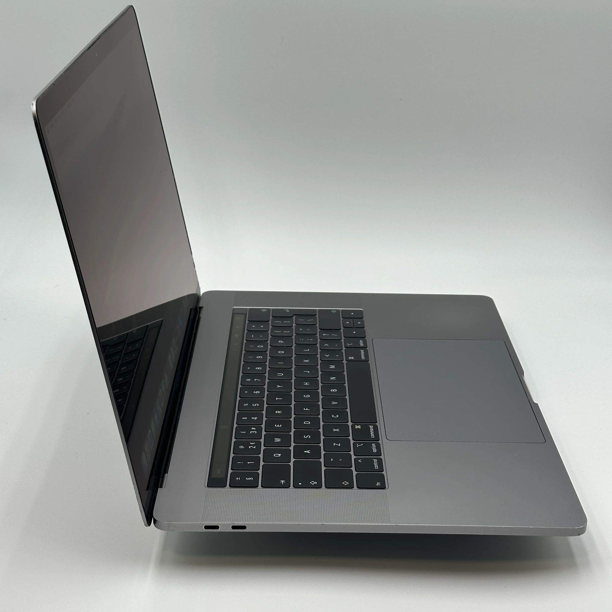 MacBook Pro 15 inch 2019 8-Core i9 2,3 GHz 16GB 512GB – refurbished – fair condition | iMac and More