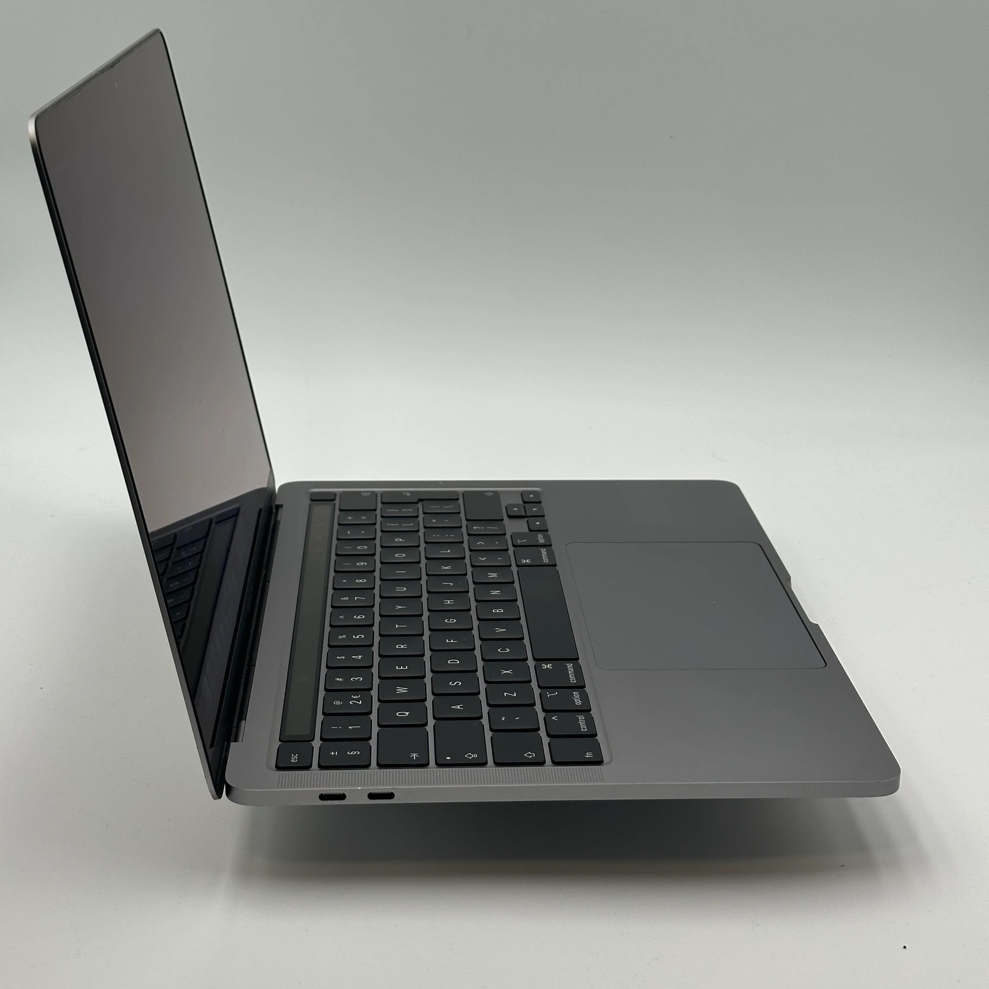 MacBook Pro 13 inch 2020 Core i5 2.0 GHz 16GB 1TB – refurbished – goede staat | iMac and More