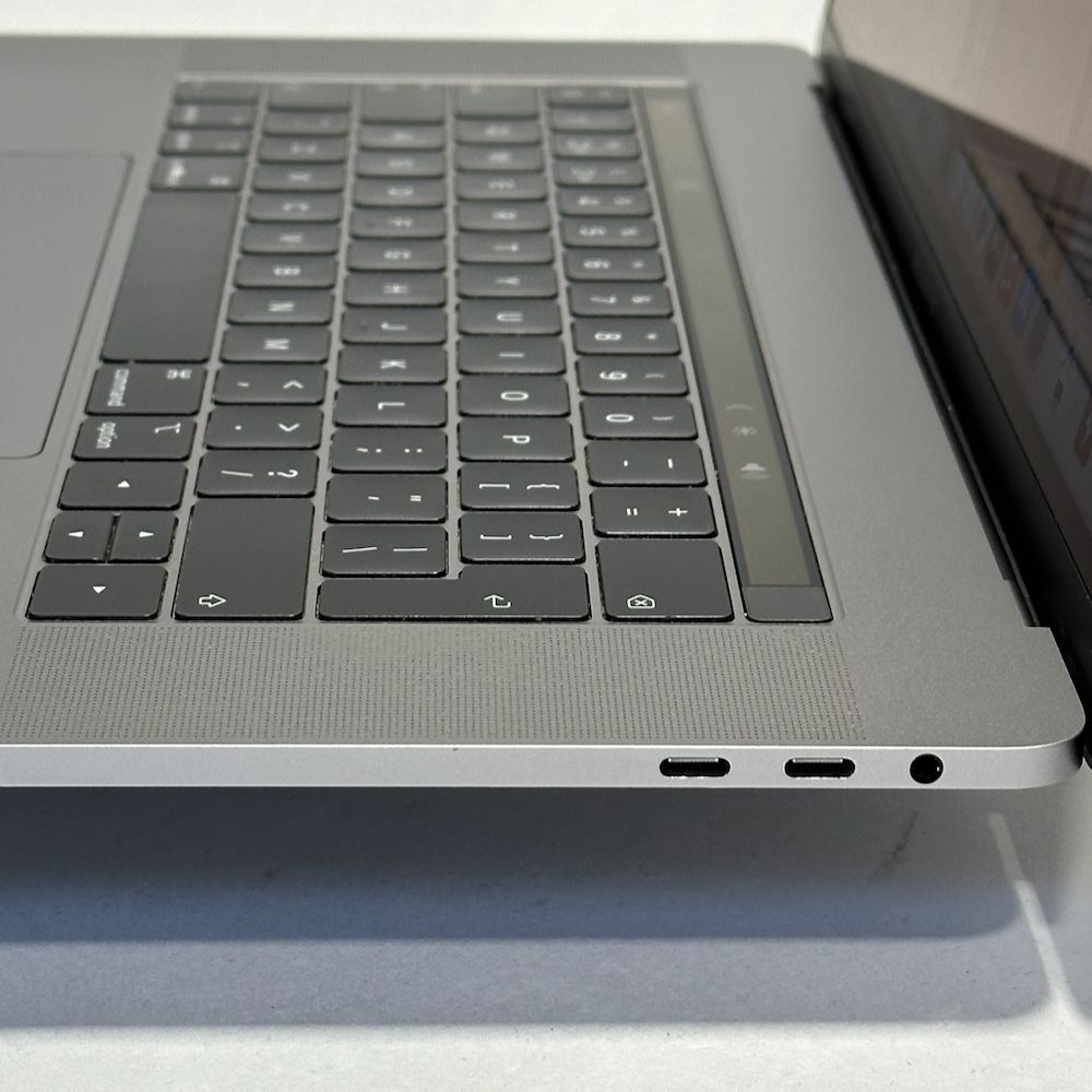 MacBook Pro 15 inch 2018 2018 refurbished Grade B — foto 7