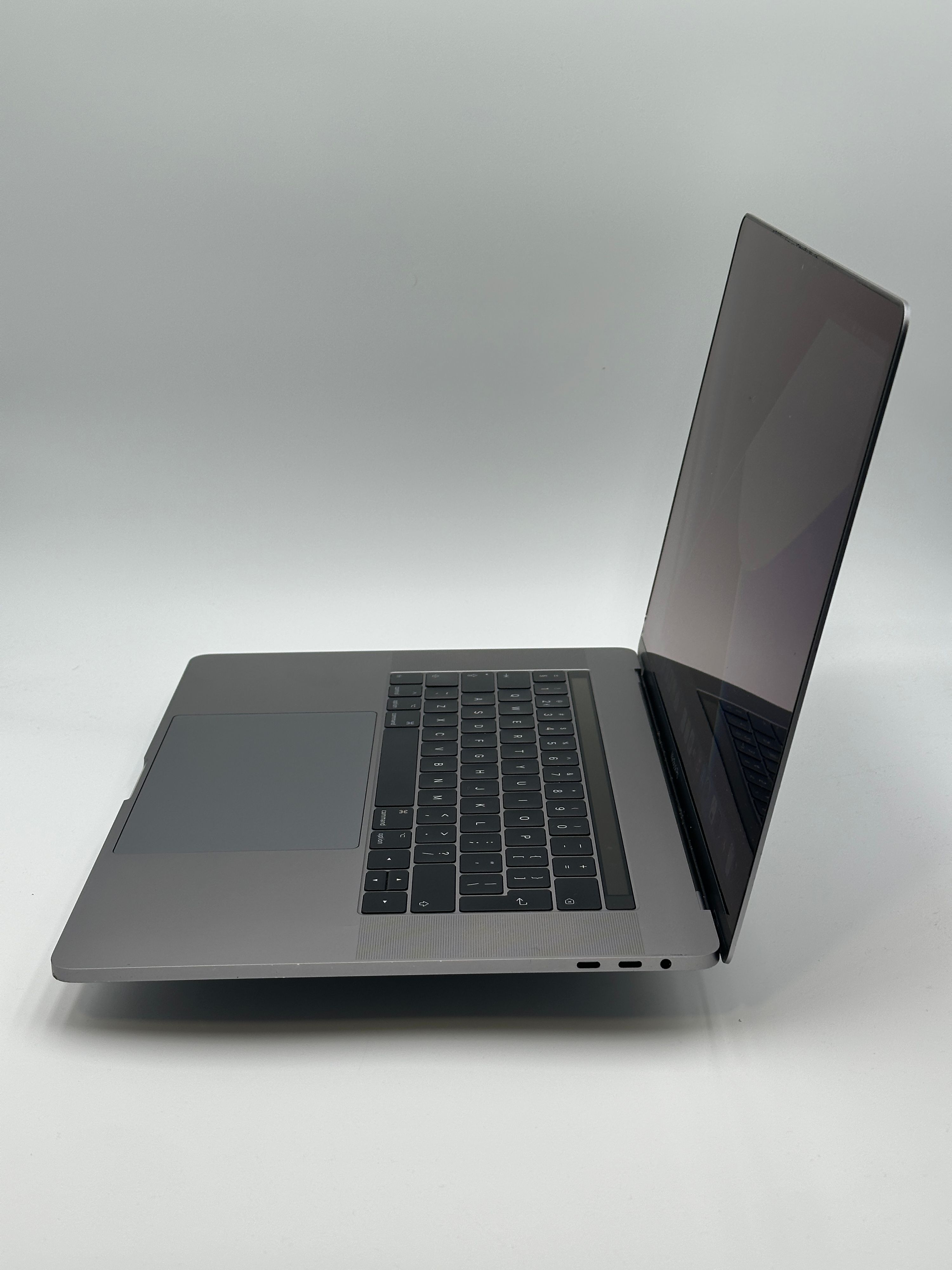 MacBook Pro 15 inch 2017 Core i7 2.8 GHz 16GB 1TB – refurbished – voldoende staat | iMac and More