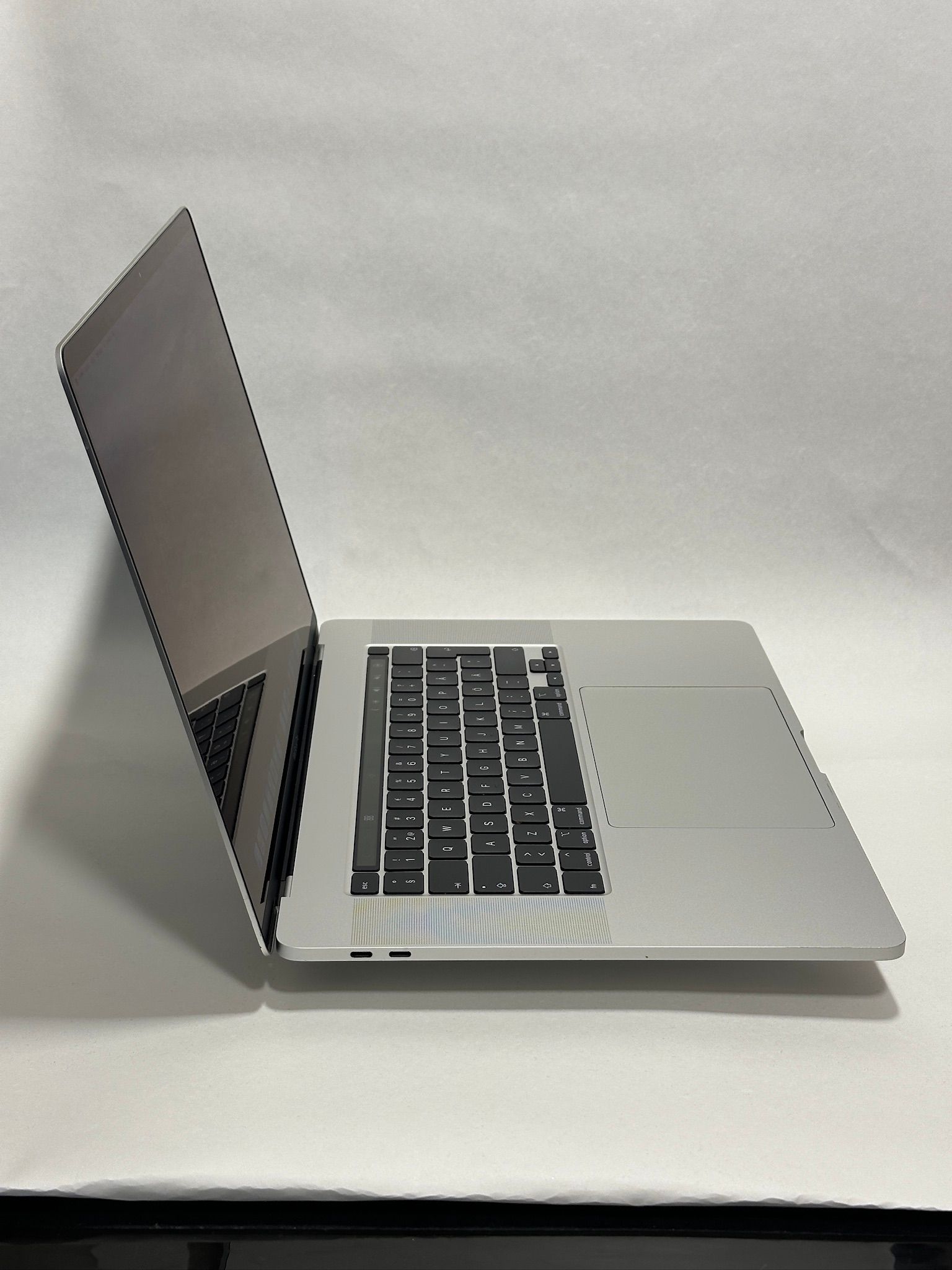 MacBook Pro 16 inch 2019 refurbished Grade B — φωτογραφία 3