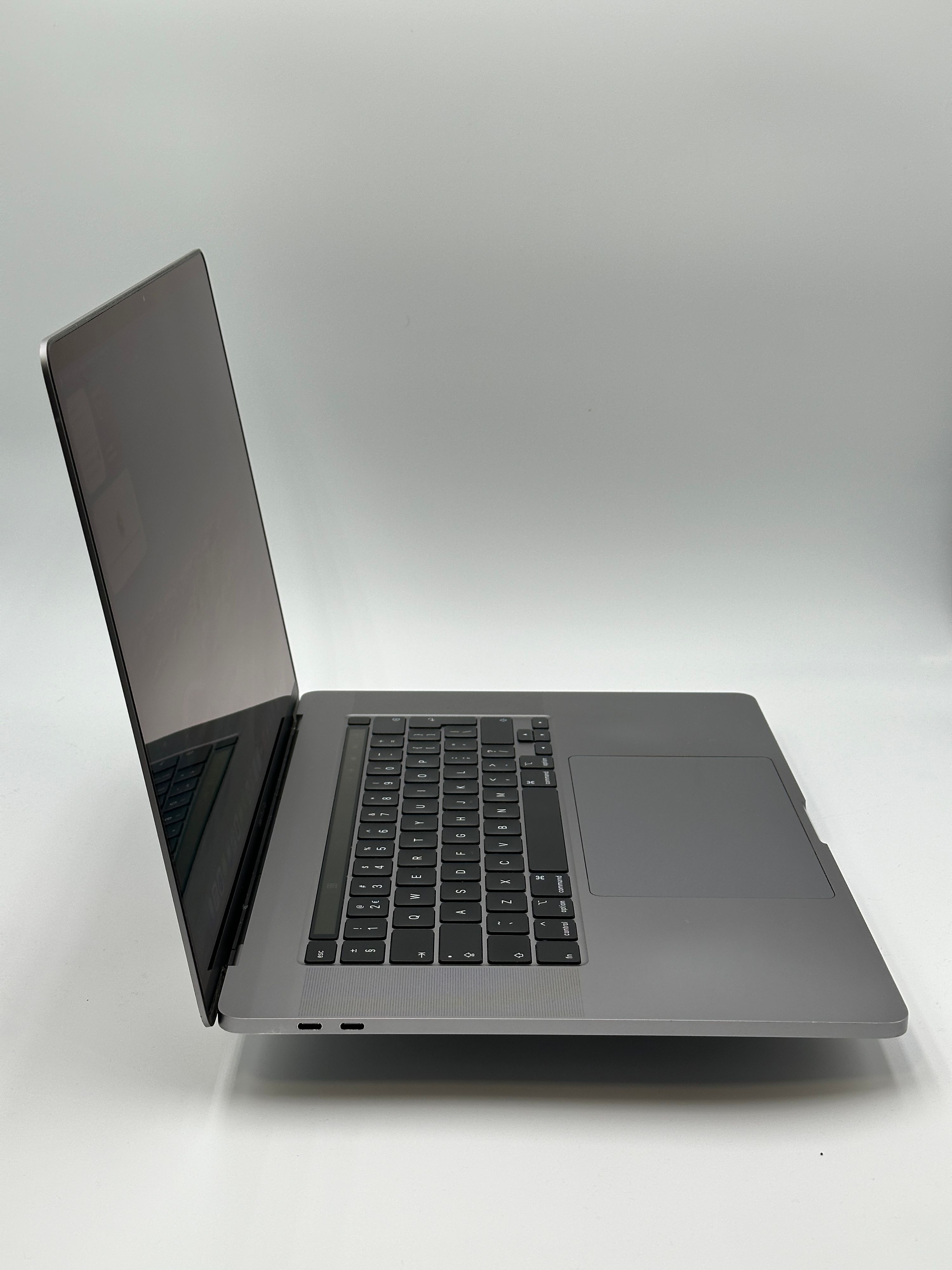 MacBook Pro 16 inch 2019 Core i9 2.4 GHz 32GB 1TB – refurbished – goede staat | iMac and More