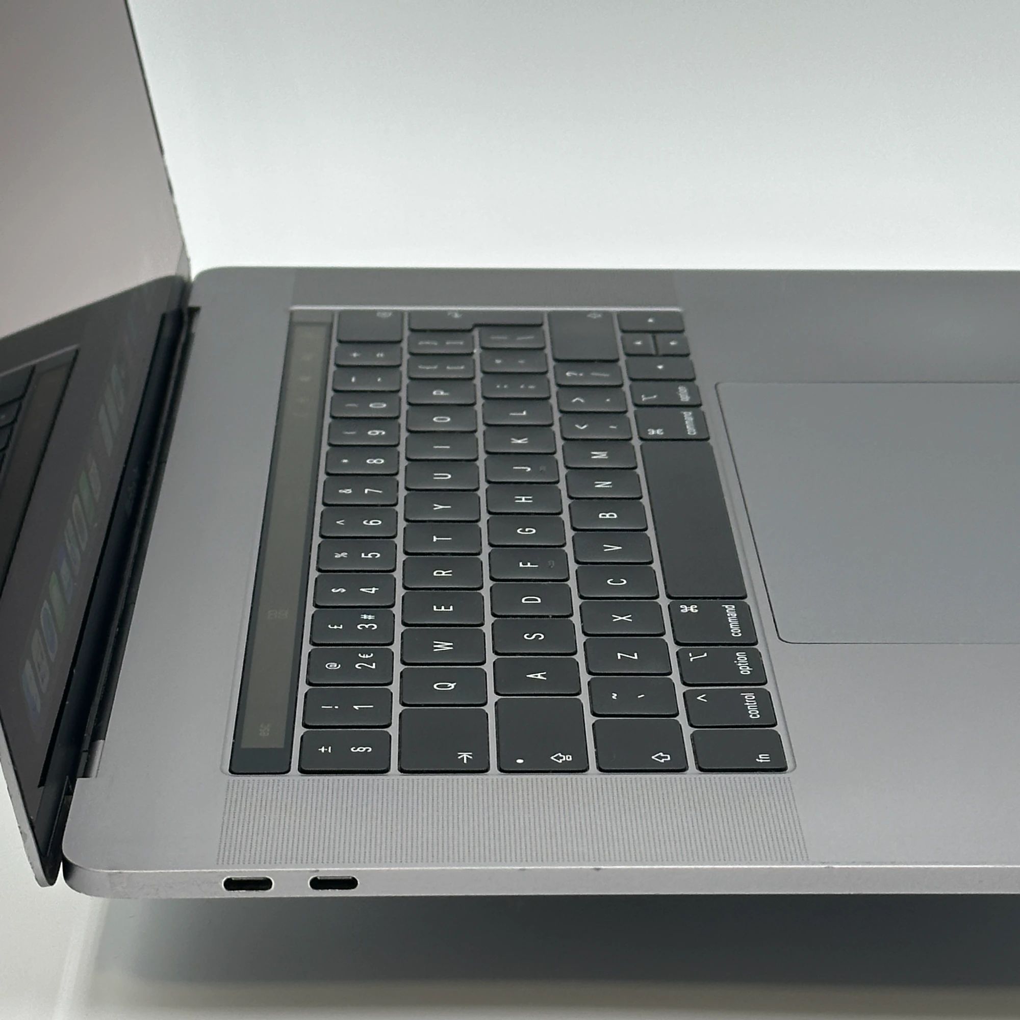 MacBook Pro 15 inch 2019 8-Core i9 2,3 GHz 16GB 512GB – refurbished – fair condition | iMac and More