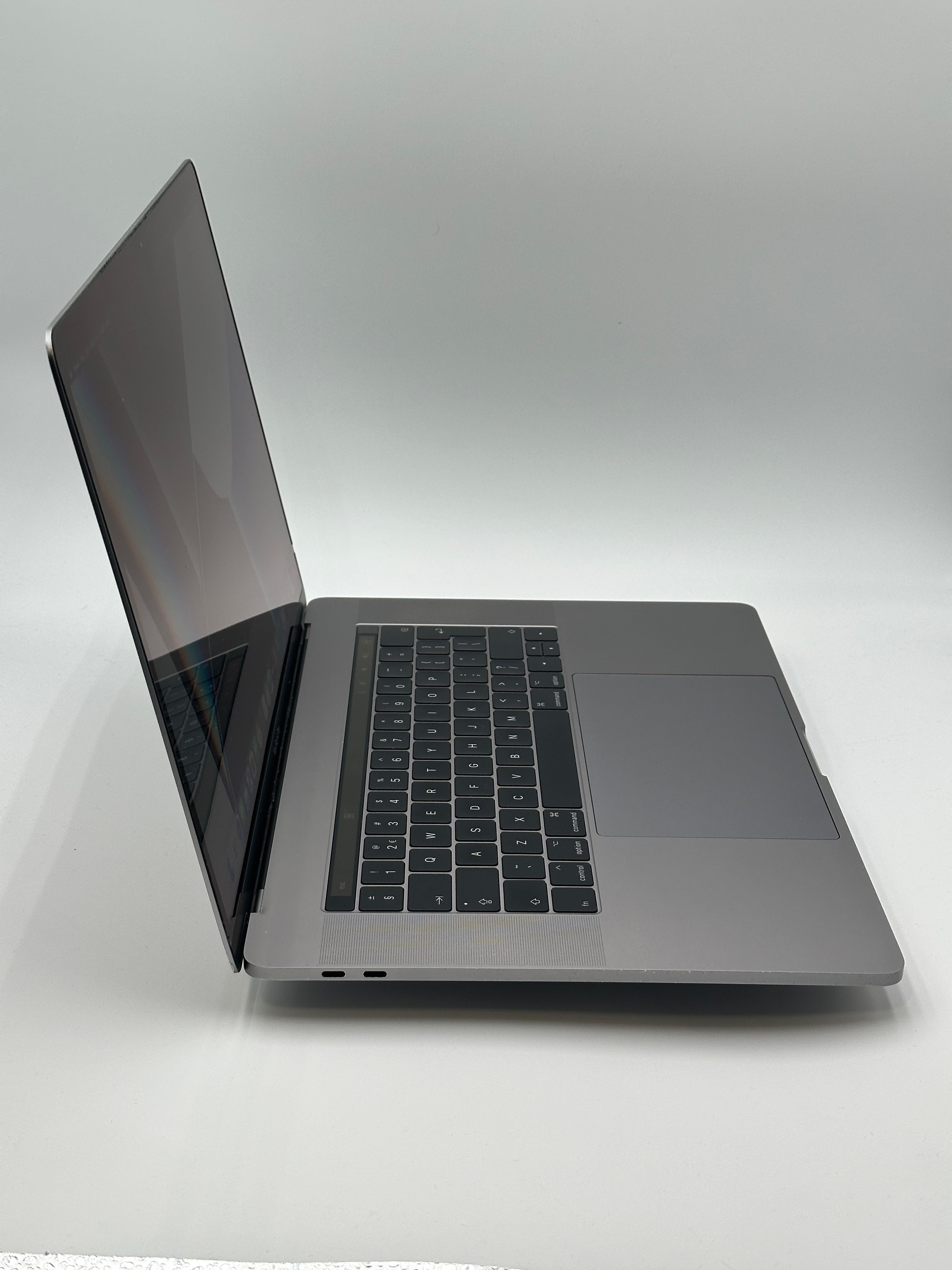 MacBook Pro 15 inch 2017 Core i7 2.8 GHz 16GB 1TB – refurbished – voldoende staat | iMac and More