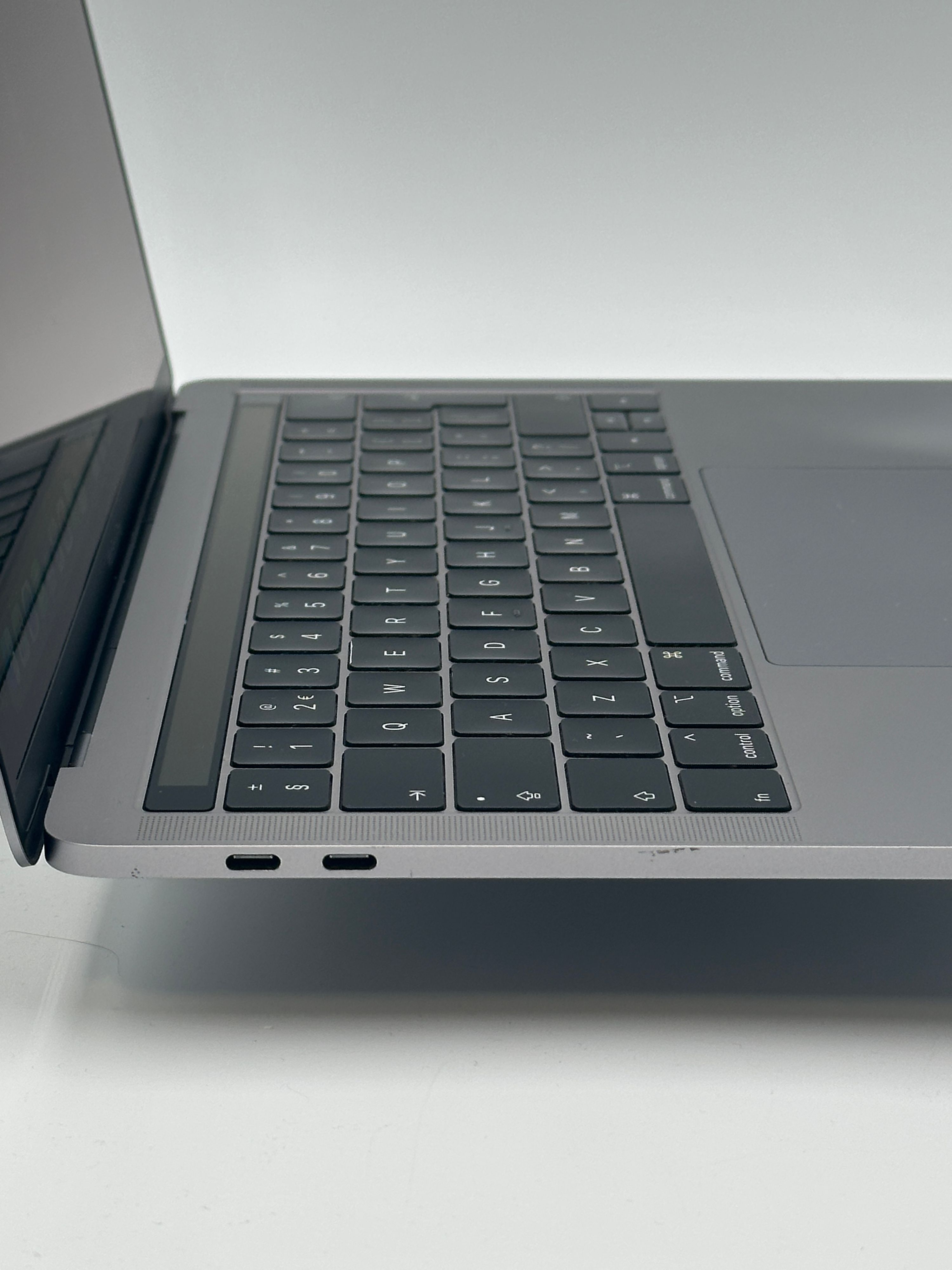 MacBook Pro 13 inch 2018 Core i5 2.3GHz (2018) 16GB 256GB – refurbished – uitstekende staat | iMac and More