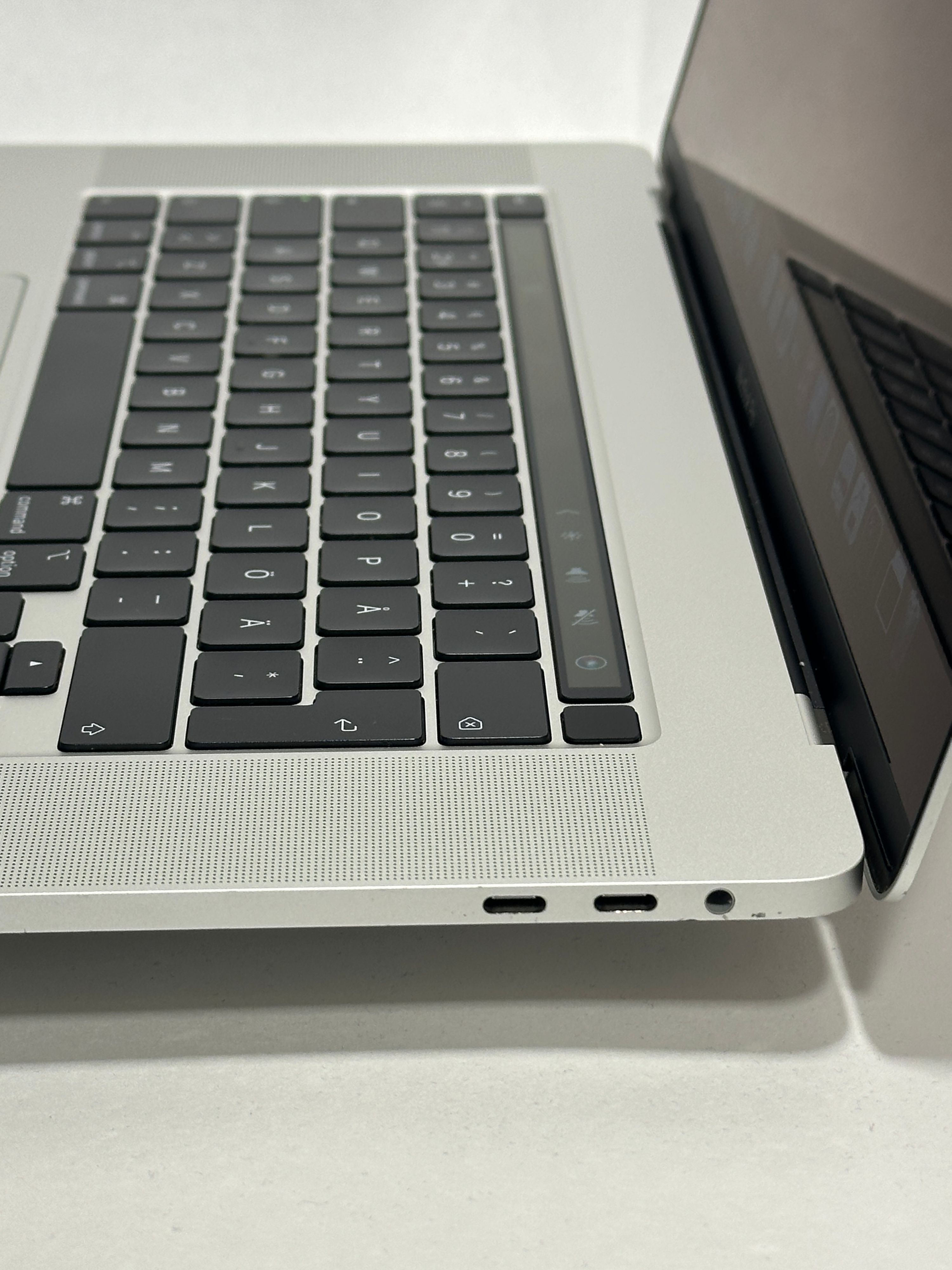 MacBook Pro 16 inch 2019 refurbished Grade B — φωτογραφία 6