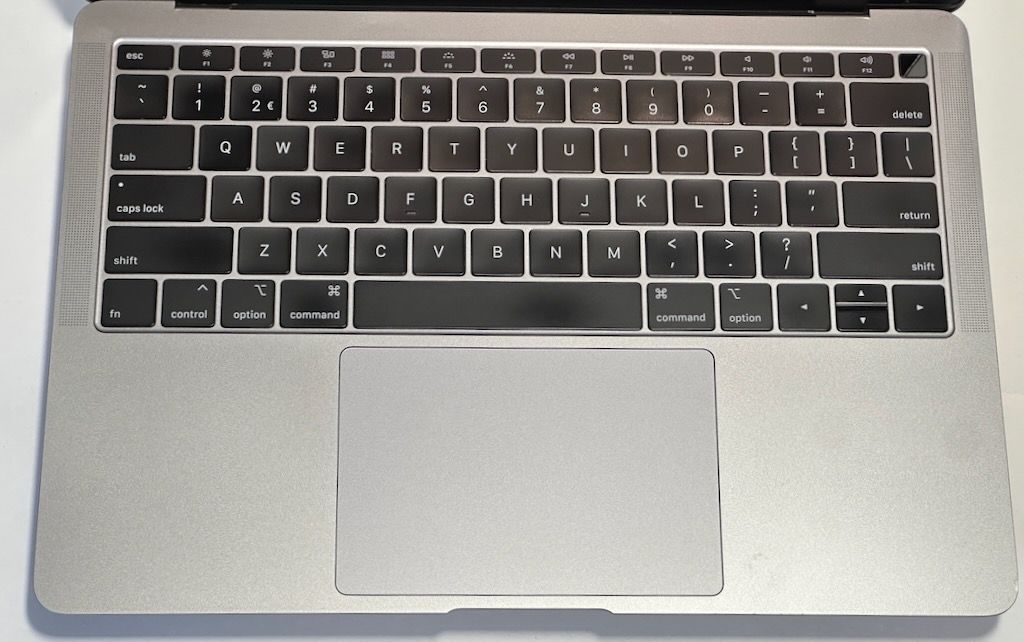 QWERTY, AZERTY ή QWERTZ: ποιο πληκτρολόγιο ταιριάζει στο refurbished MacBook σου;