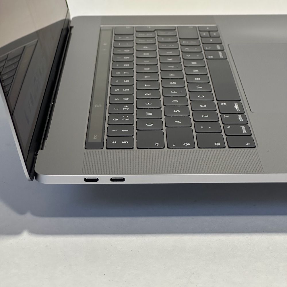 MacBook Pro 15 inch 2018 2018 refurbished Grade B — foto 5