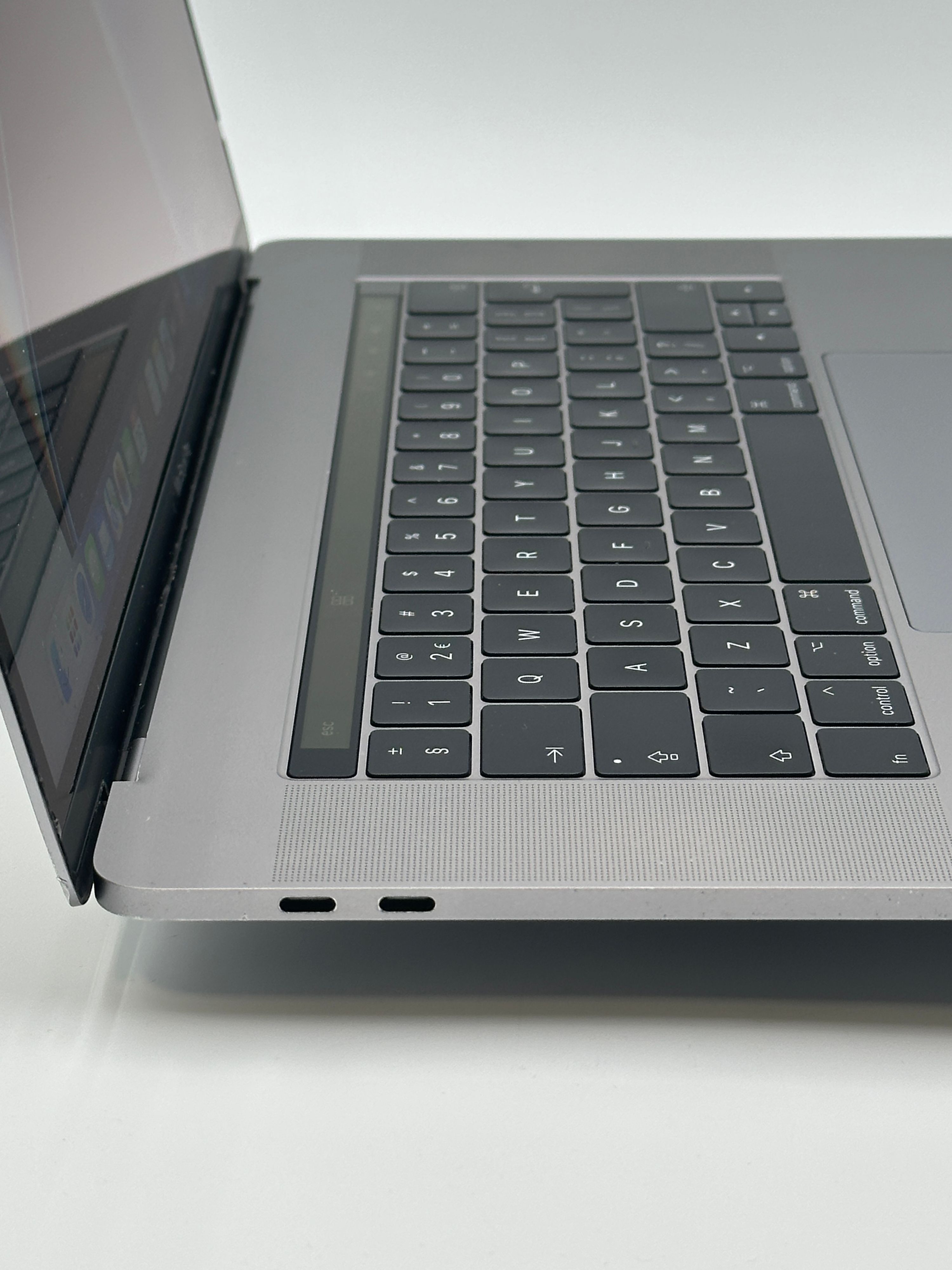 MacBook Pro 15 inch 2017 Core i7 2.8 GHz 16GB 1TB – refurbished – voldoende staat | iMac and More
