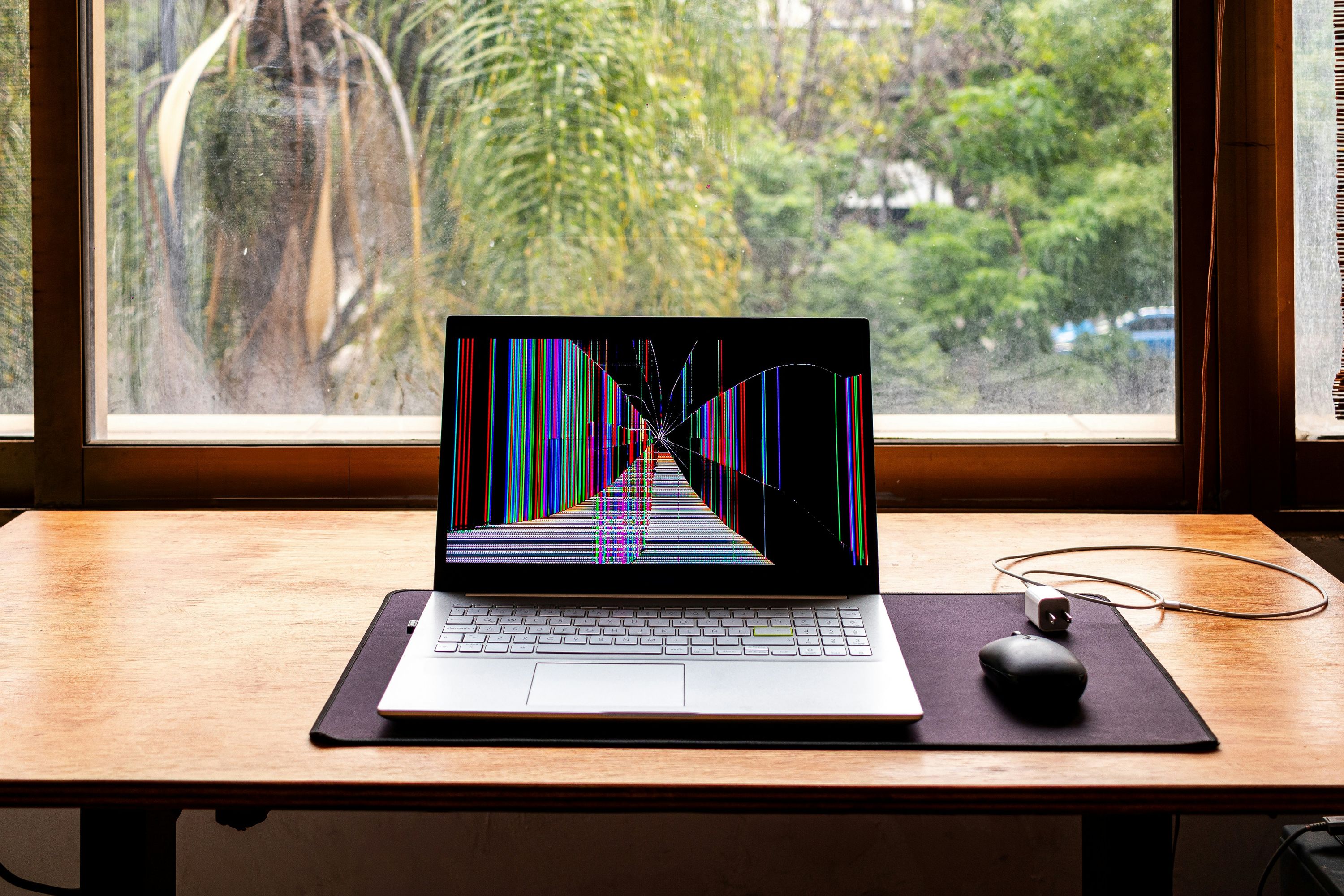Χαλασμένη οθόνη MacBook με προβλήματα χρώματος και γραμμές