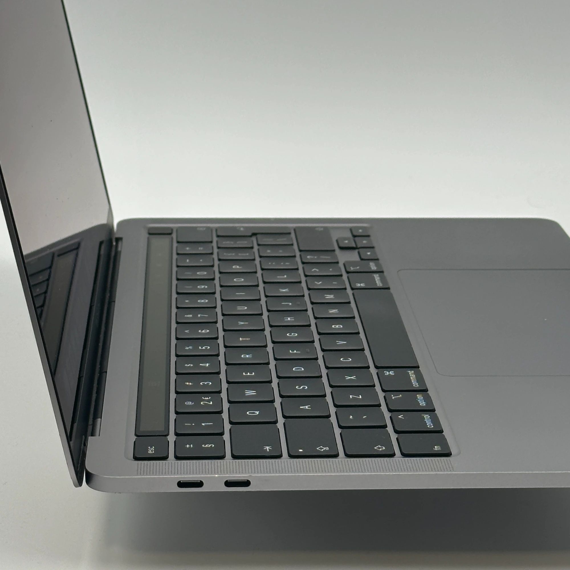 MacBook Pro 13 inch 2020 Core i5 2.0 GHz 16GB 1TB – refurbished – goede staat | iMac and More