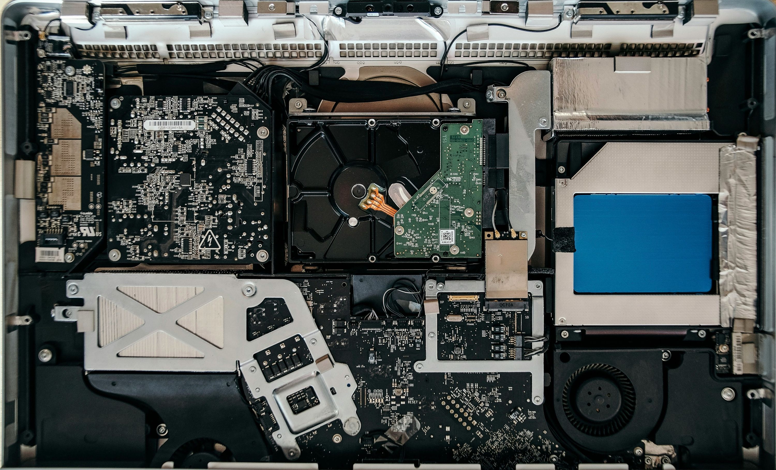 Apple-specialist voert iMac reparatie uit