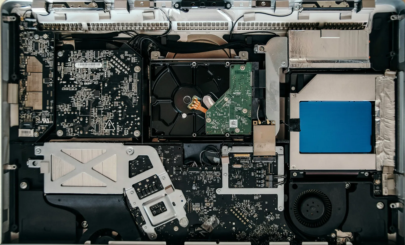 Apple-specialist voert iMac reparatie uit