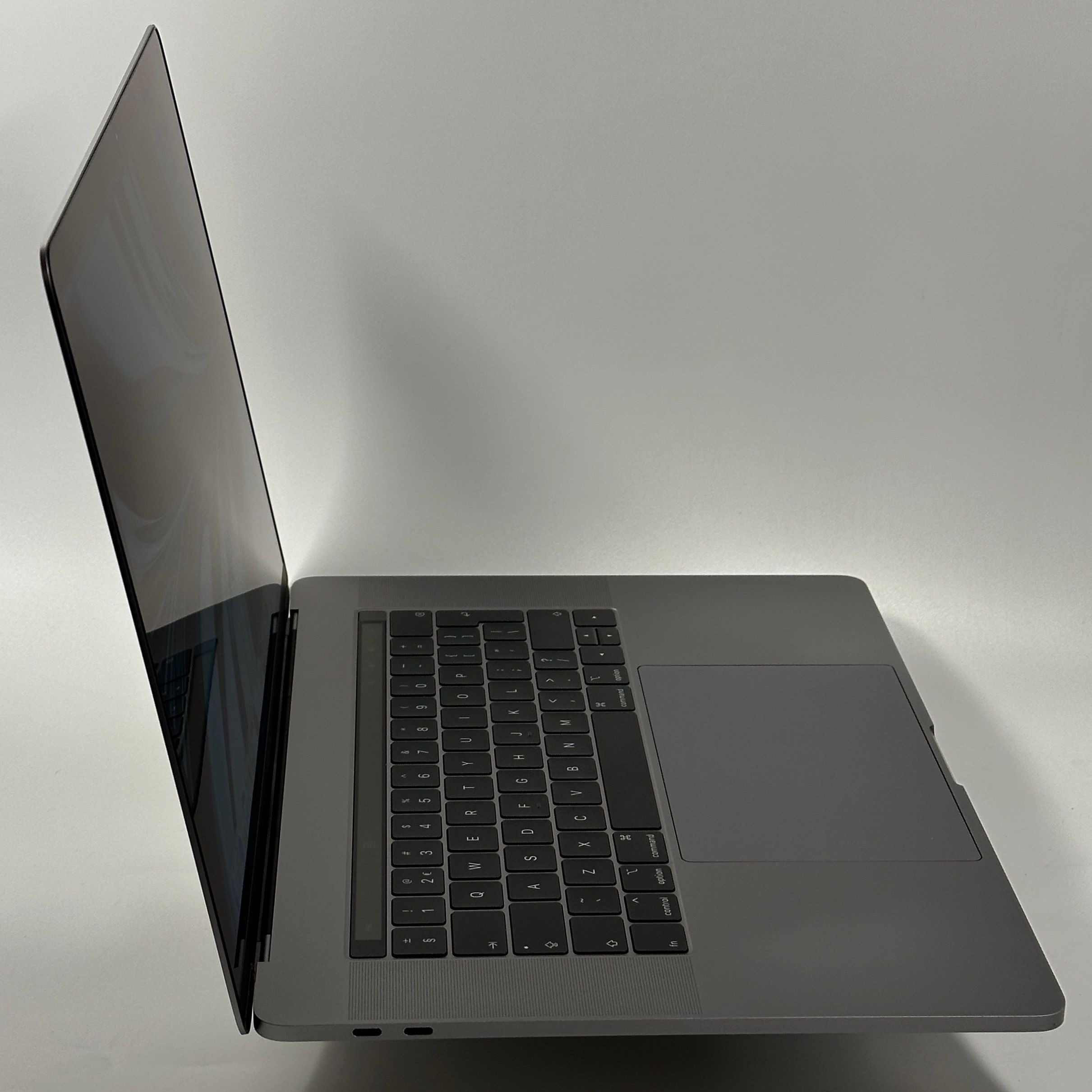 MacBook Pro 15 inch 2018 2018 refurbished Grade B — foto 3