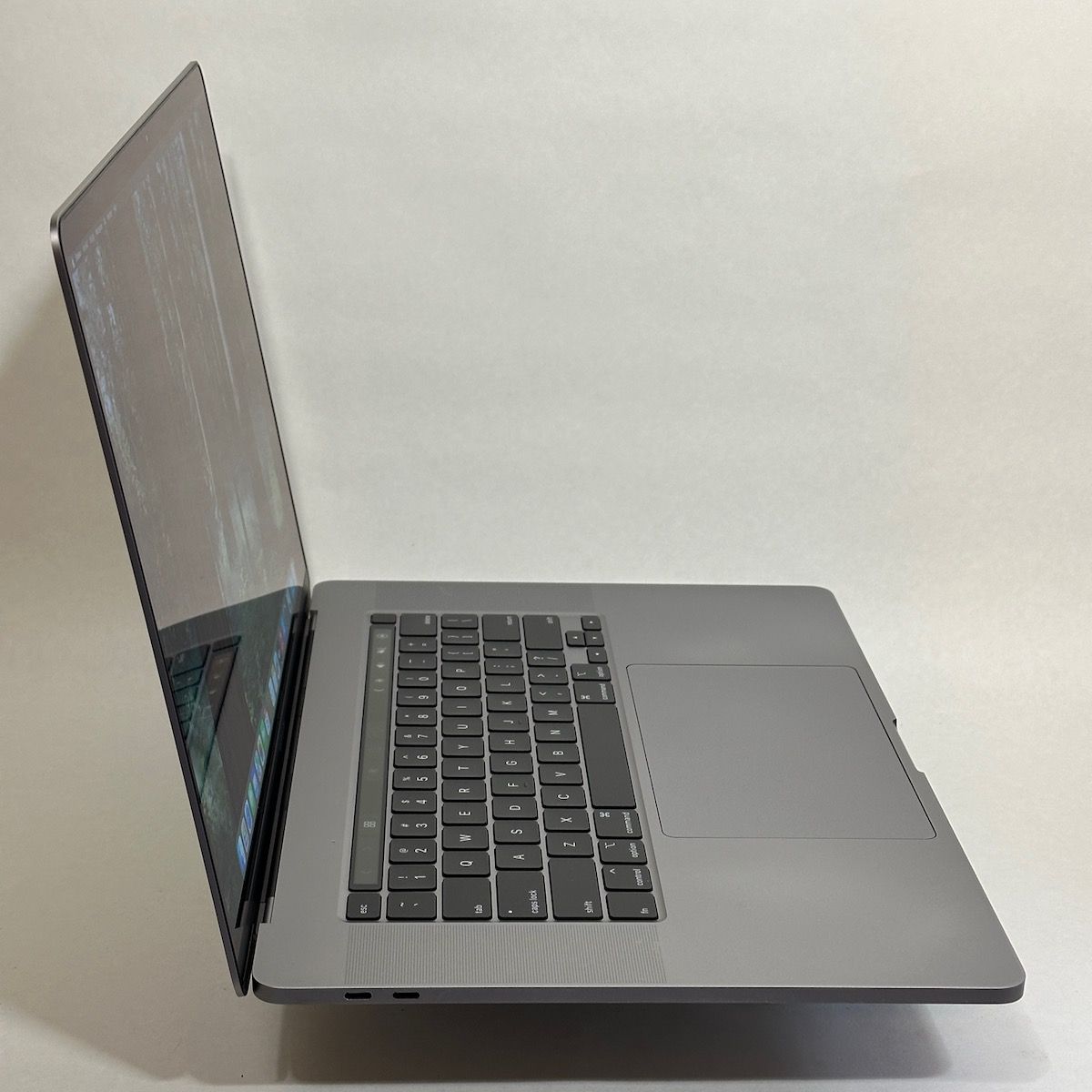 MacBook Pro 16 inch 2019 2019 refurbished Grade A — foto 3