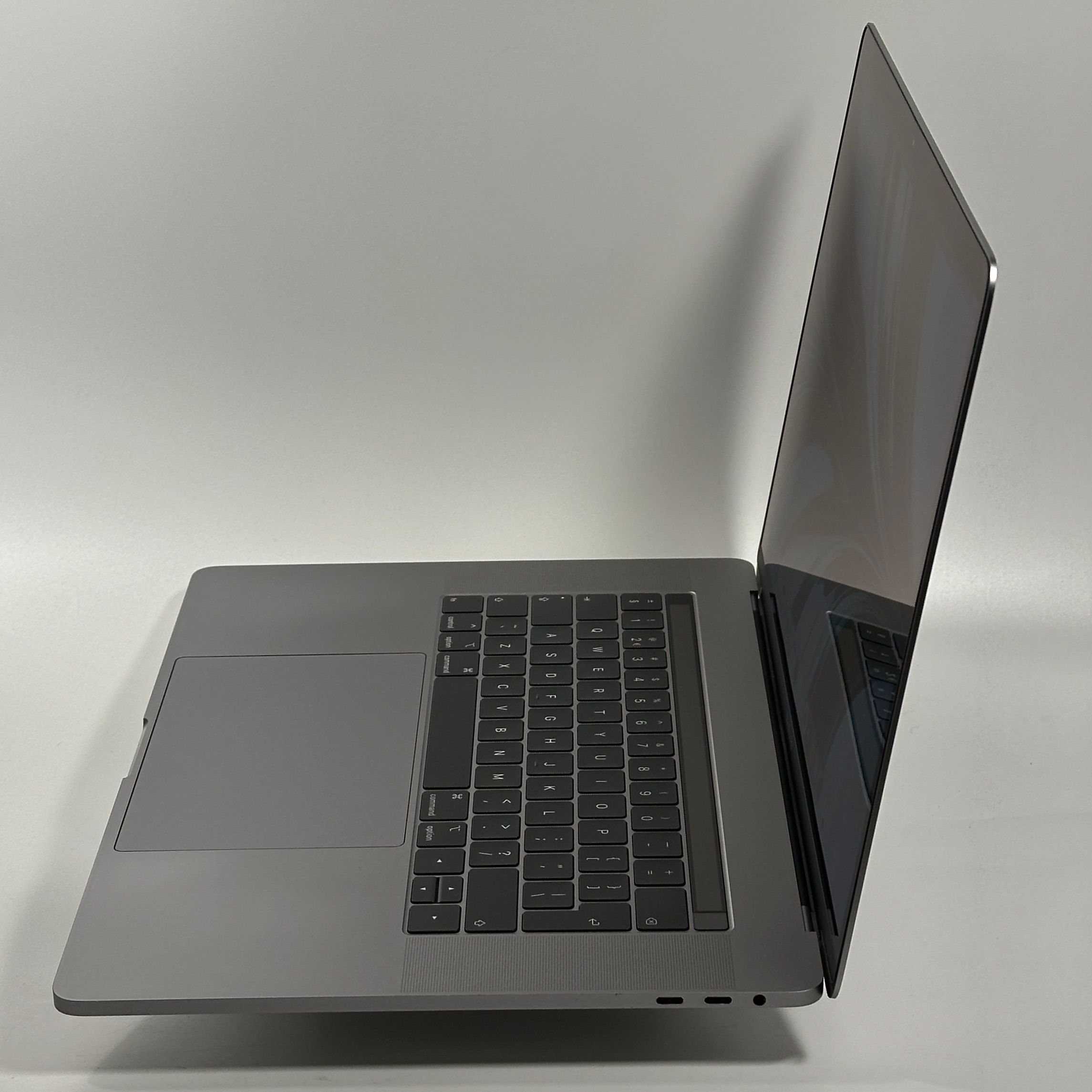 MacBook Pro 15 inch 2018 2018 refurbished Grade B — foto 4