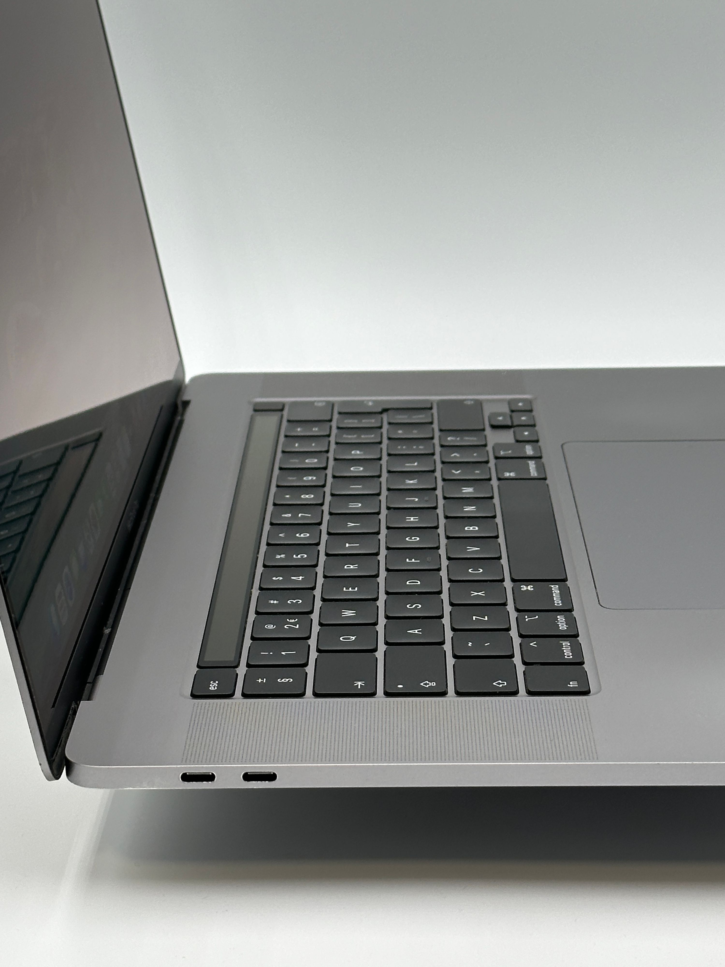 MacBook Pro 16 inch 2019 Core i9 2.4 GHz 32GB 1TB – refurbished – goede staat | iMac and More