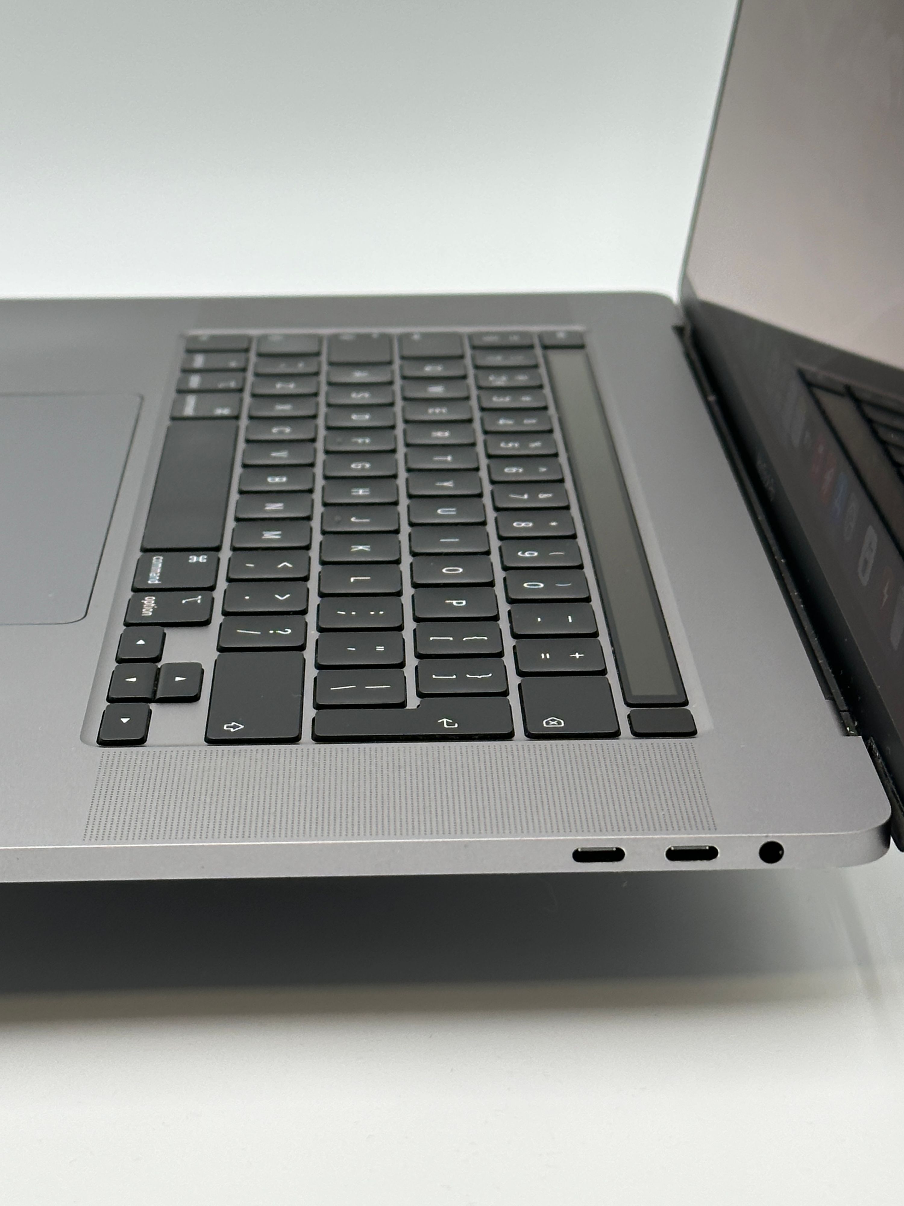MacBook Pro 16 inch 2019 Core i9 2.4 GHz 32GB 1TB – refurbished – goede staat | iMac and More