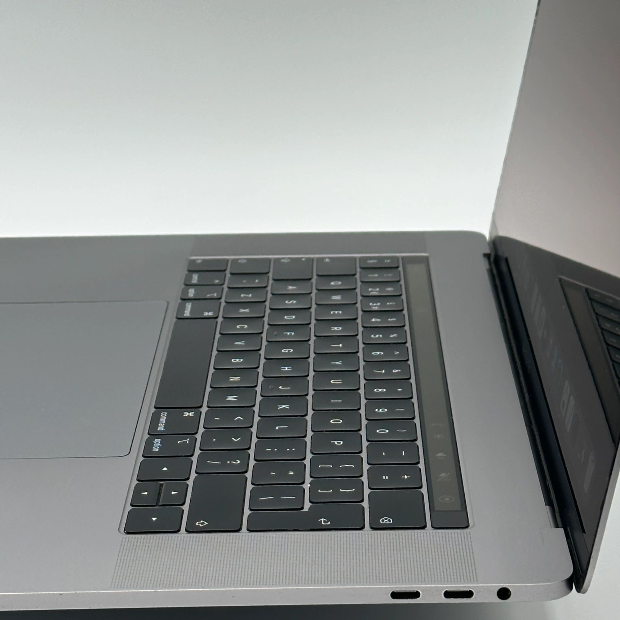 MacBook Pro 15 inch 2019 8-Core i9 2,3 GHz 16GB 512GB – refurbished – fair condition | iMac and More