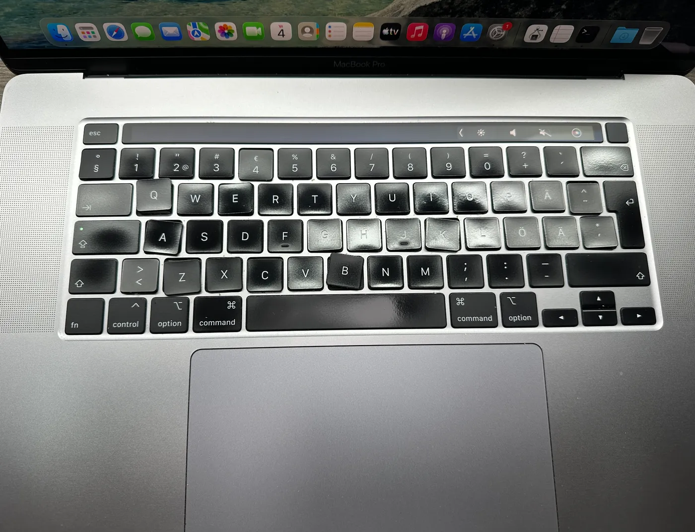 Versleten buitenlands MacBook Pro toetsenbord voordat de toetsen worden vervangen