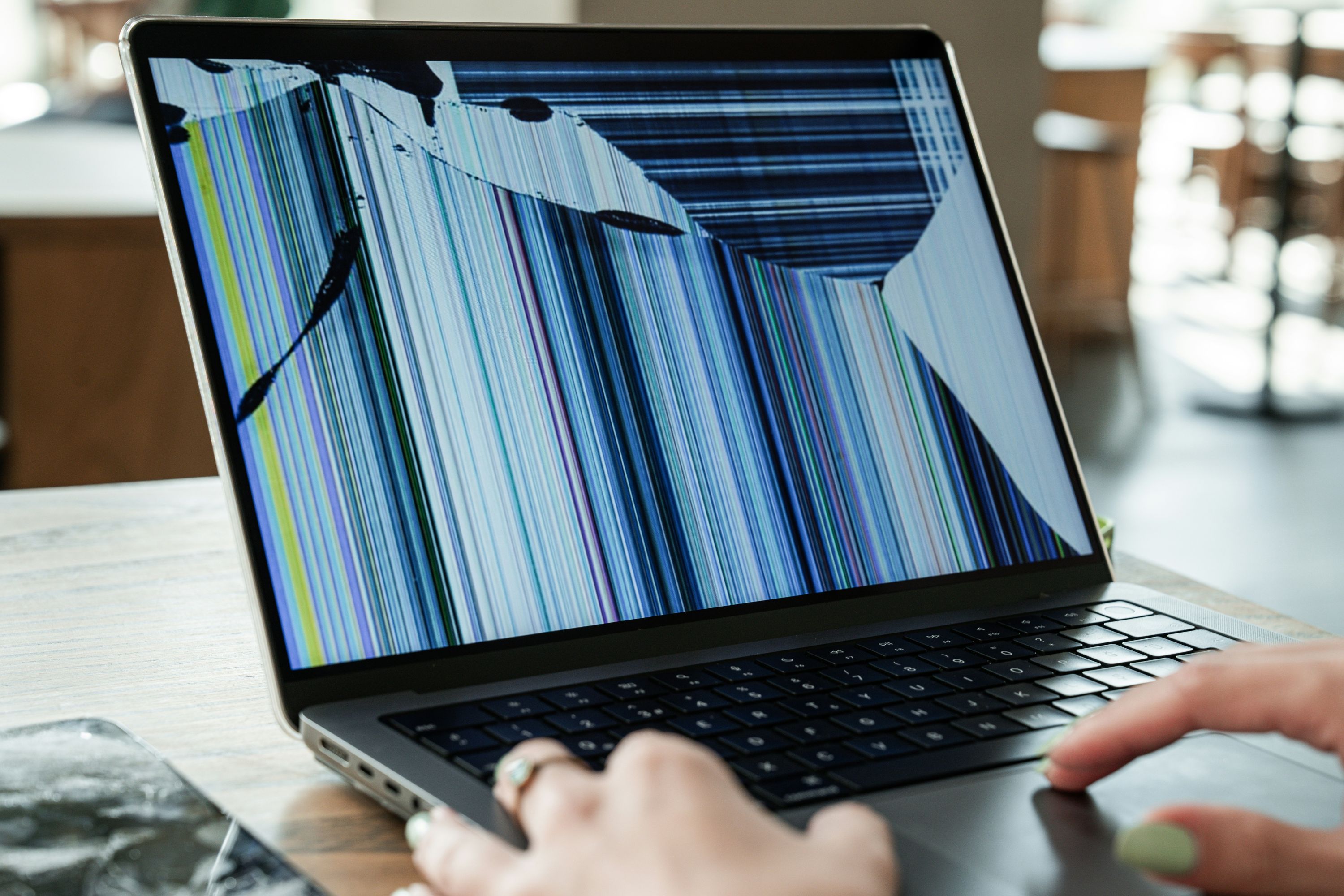 Οθόνη MacBook με κάθετες γραμμές και ζημιά