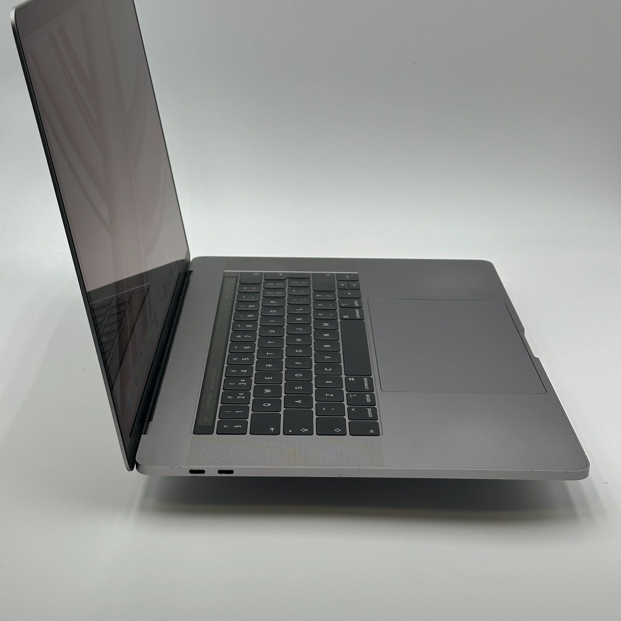 MacBook Pro 15-inch 15 inch 2019 6-Core i7 2.6 GHz 16GB 256GB – refurbished – good condition | iMac and More