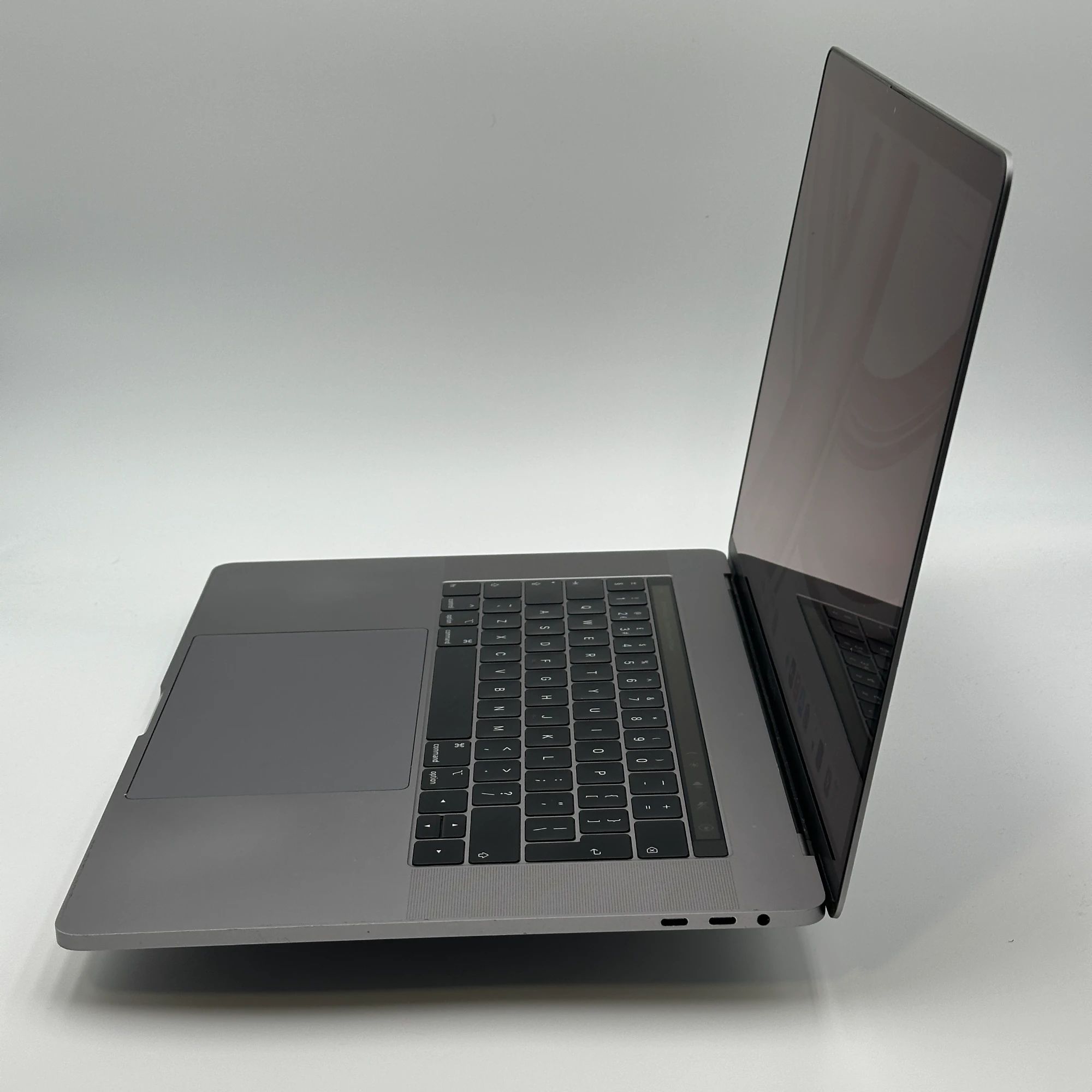MacBook Pro 15-inch 15 inch 2019 6-Core i7 2.6 GHz 16GB 256GB – refurbished – good condition | iMac and More