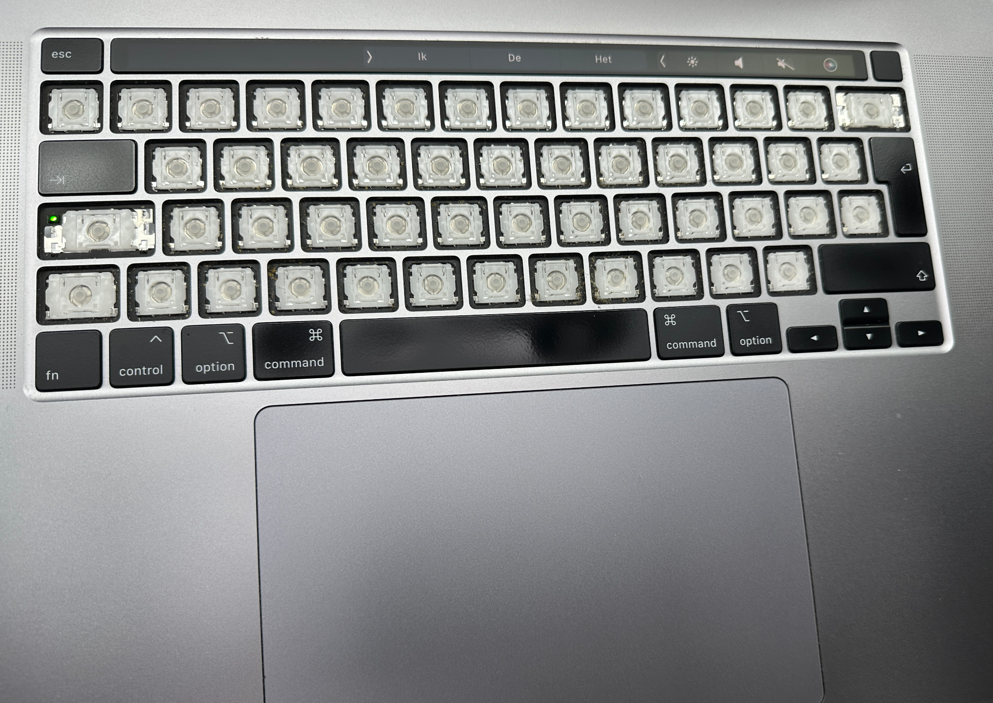MacBook Pro met verwijderde toetsen zodat het toetsenbord gereinigd kan worden