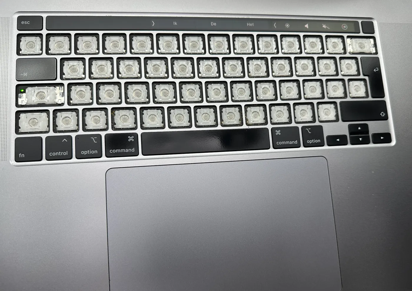 MacBook Pro met verwijderde toetsen zodat het toetsenbord gereinigd kan worden