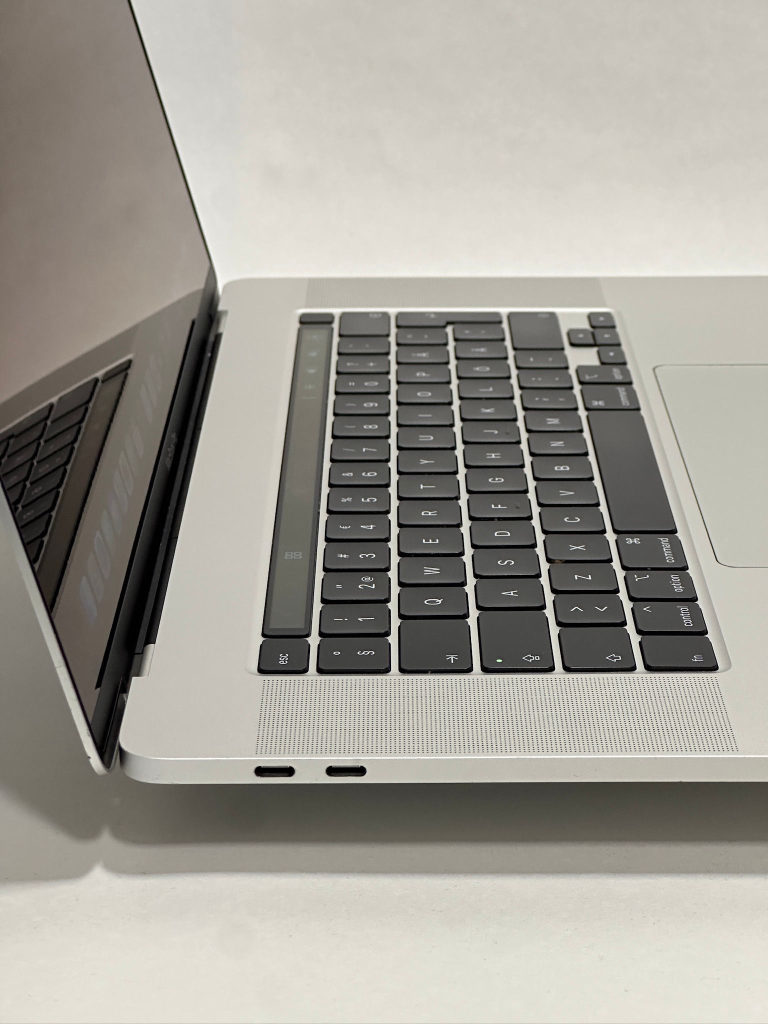 MacBook Pro 16 inch 2019 refurbished Grade B — φωτογραφία 4