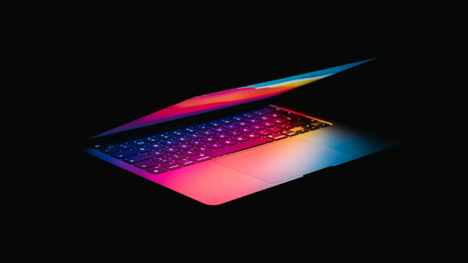 Refurbished MacBook Air M1, half geopend met kleurrijk schermlicht