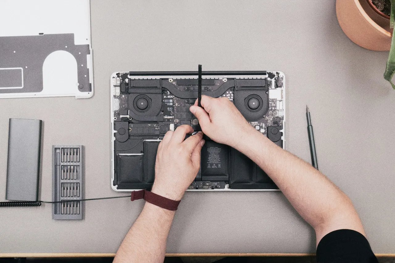 Apple specialist tijdens MacBook reparatie